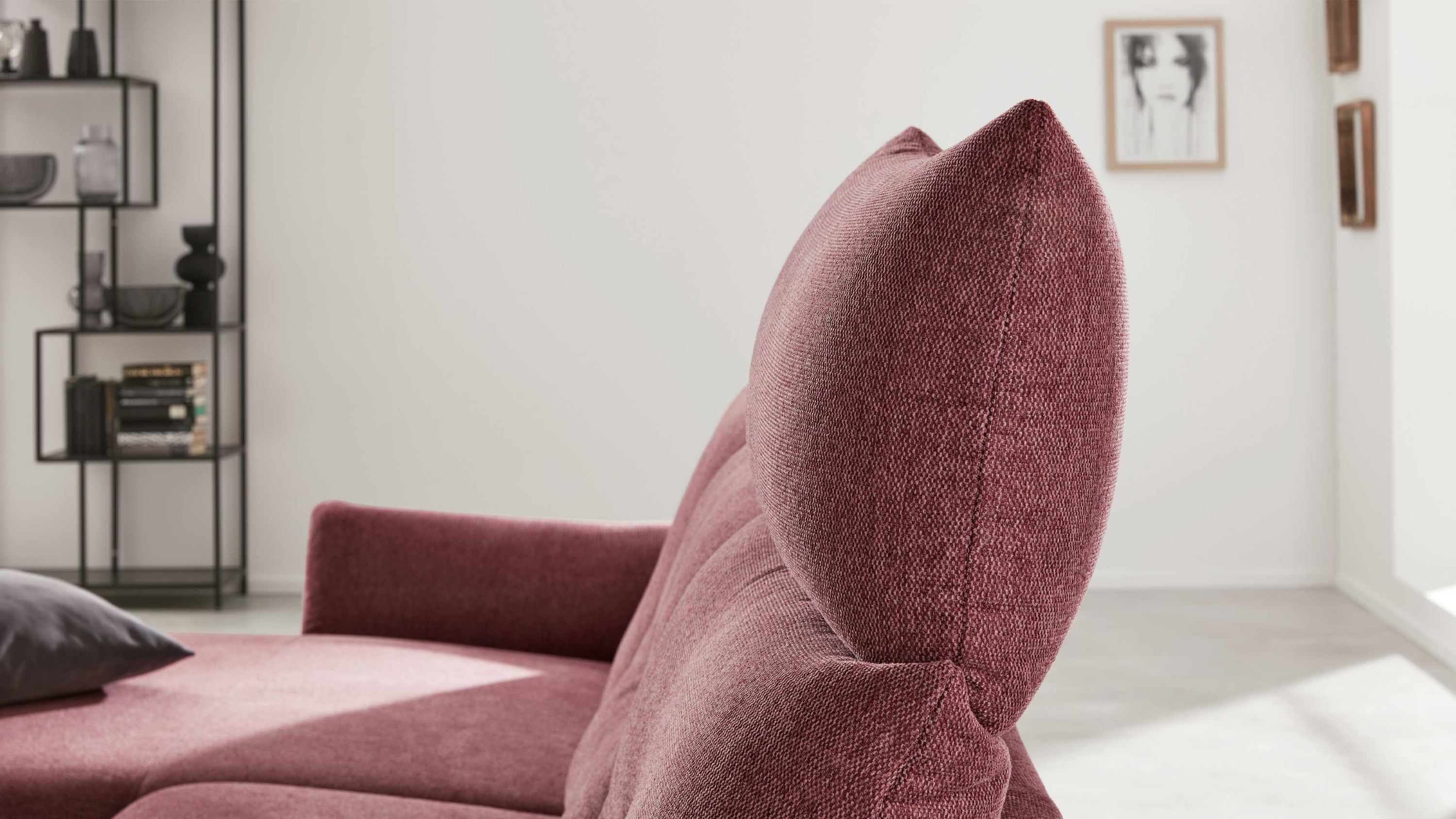 Sofa mit hoher Kopfstütze und pastellviolettem Stoffbezug in modernem Wohnzimmer