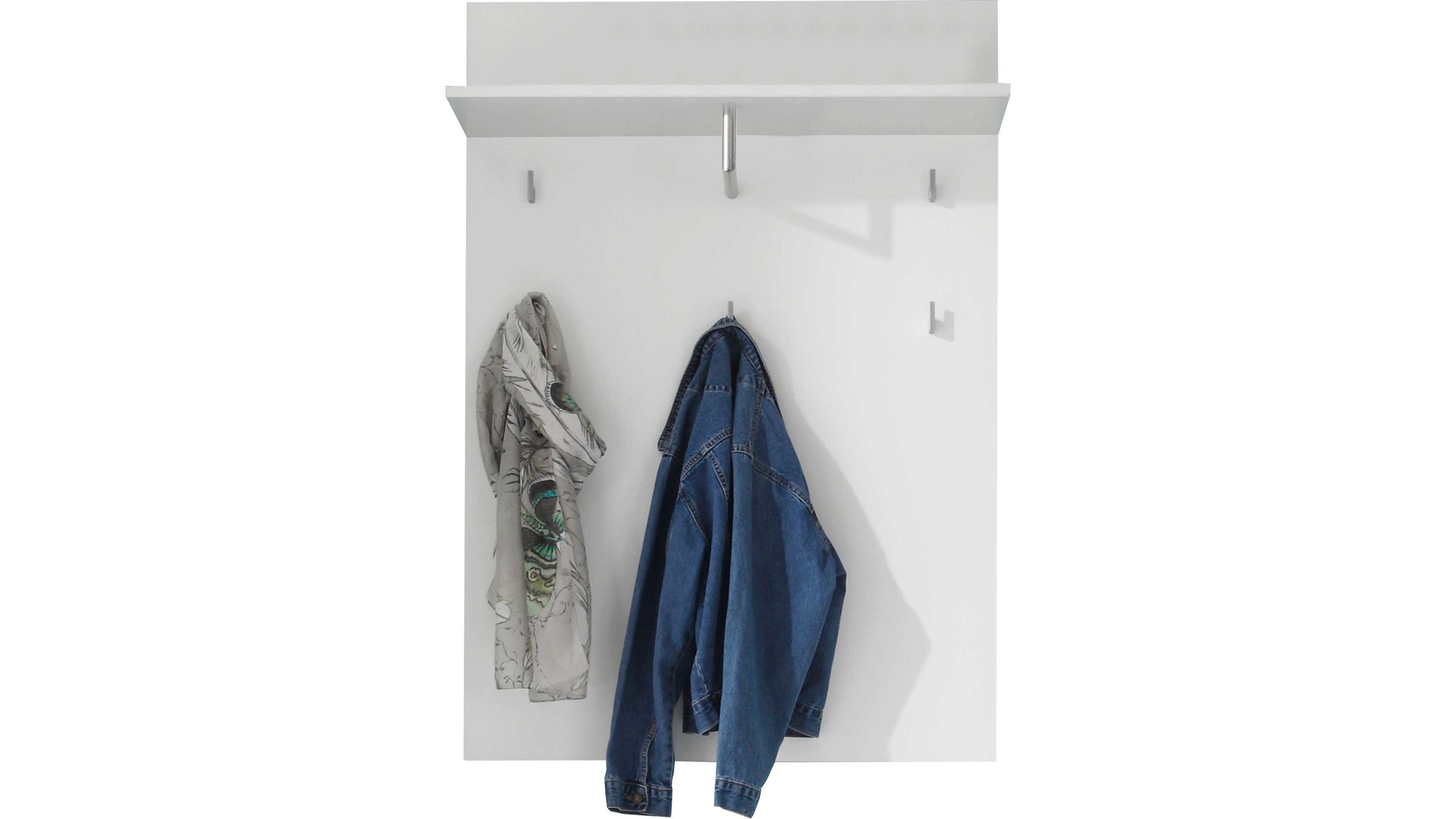 Weiße Wandgarderobe mit Haken und Ablage daran hängen ein blaues Jackett und ein gemustertes Tuch