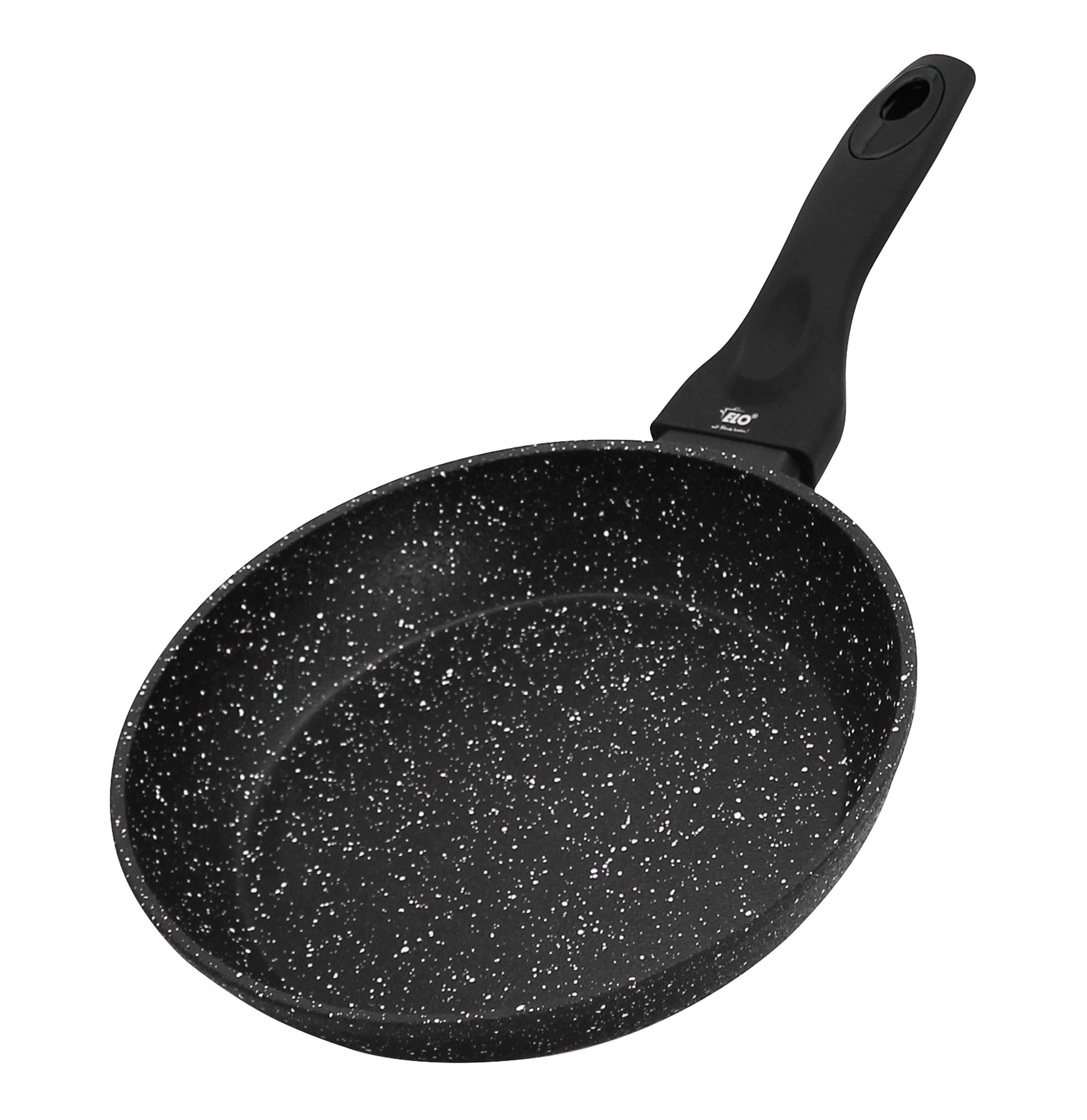 Schräge Ansicht einer Bratpfanne mit gesprenkelter Innenfläche in Granitoptik und schwarzem Griff