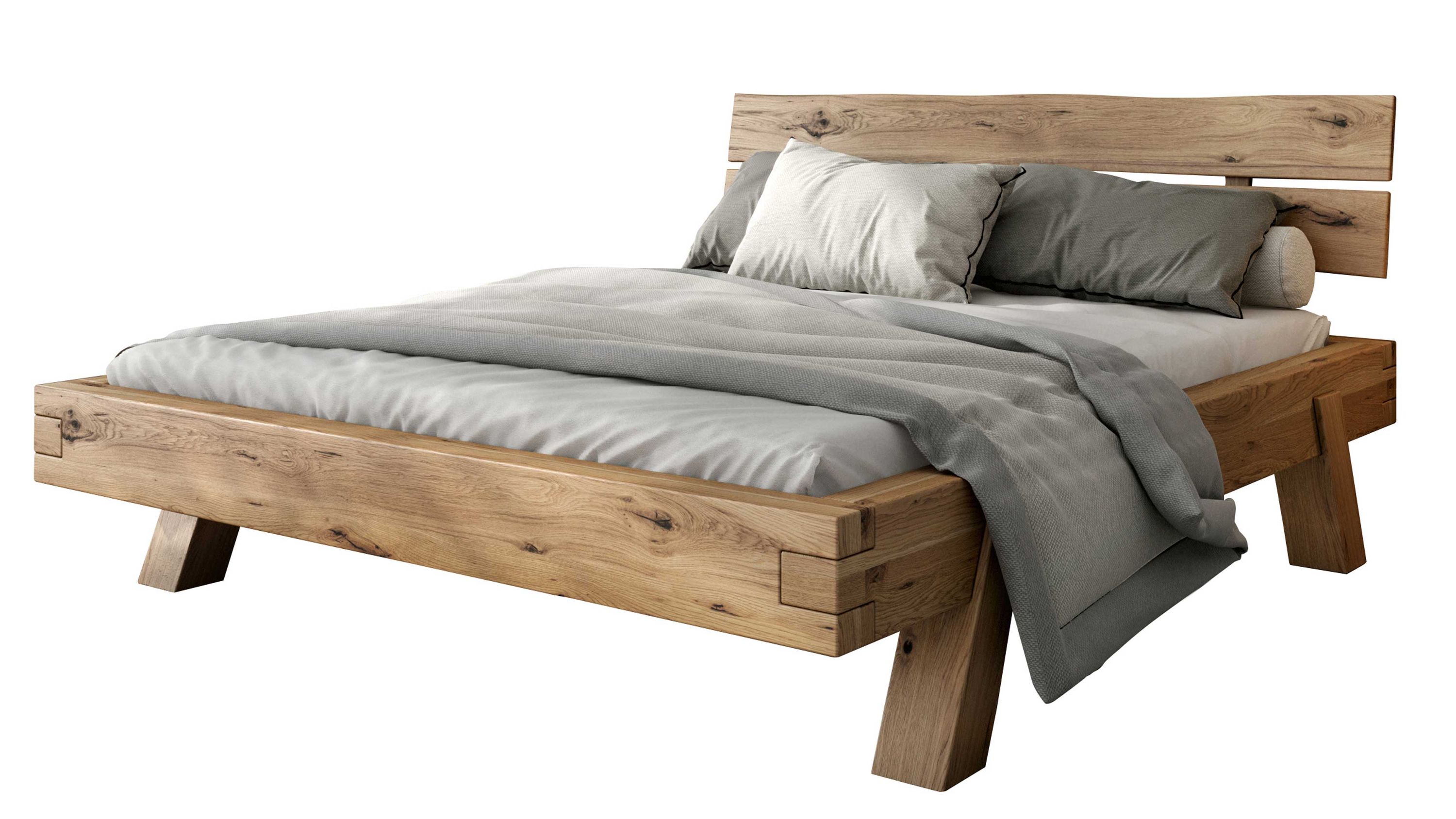 Bettgestell aus massivem Holz mit breitem Kopfteil und schrägen Beinen in naturfarbener Eiche