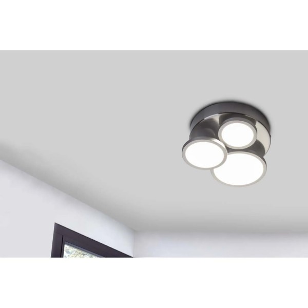 Moderne Deckenleuchte mit drei runden Lampen Deckenleuchte mit drei runden Lampen, montiert in einem modernen Raum, frontal von unten fotografiert