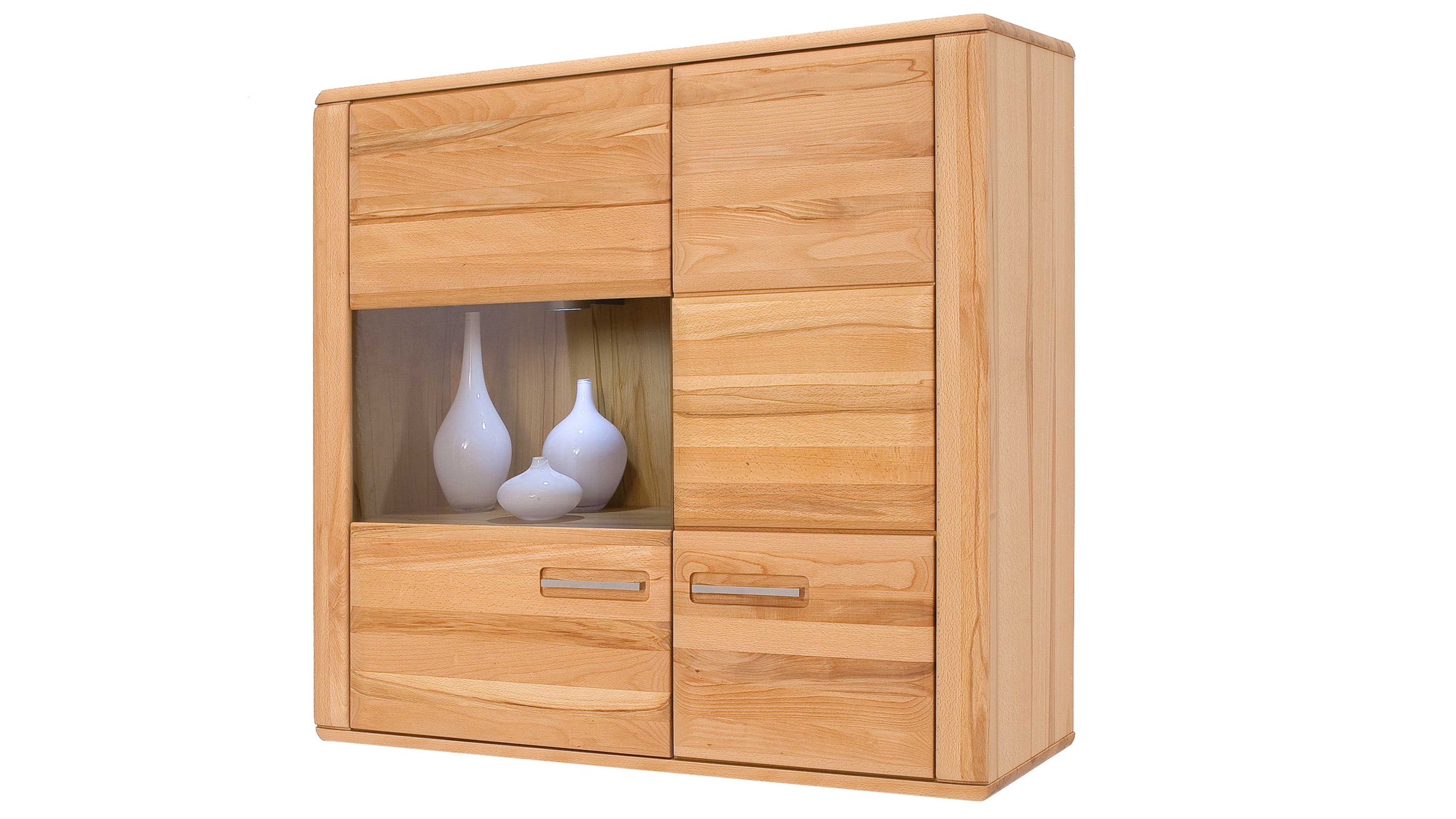 Hängevitrine aus geöltem Holz mit zwei Türen und einem Glaseinsatz darin drei weiße Vasen