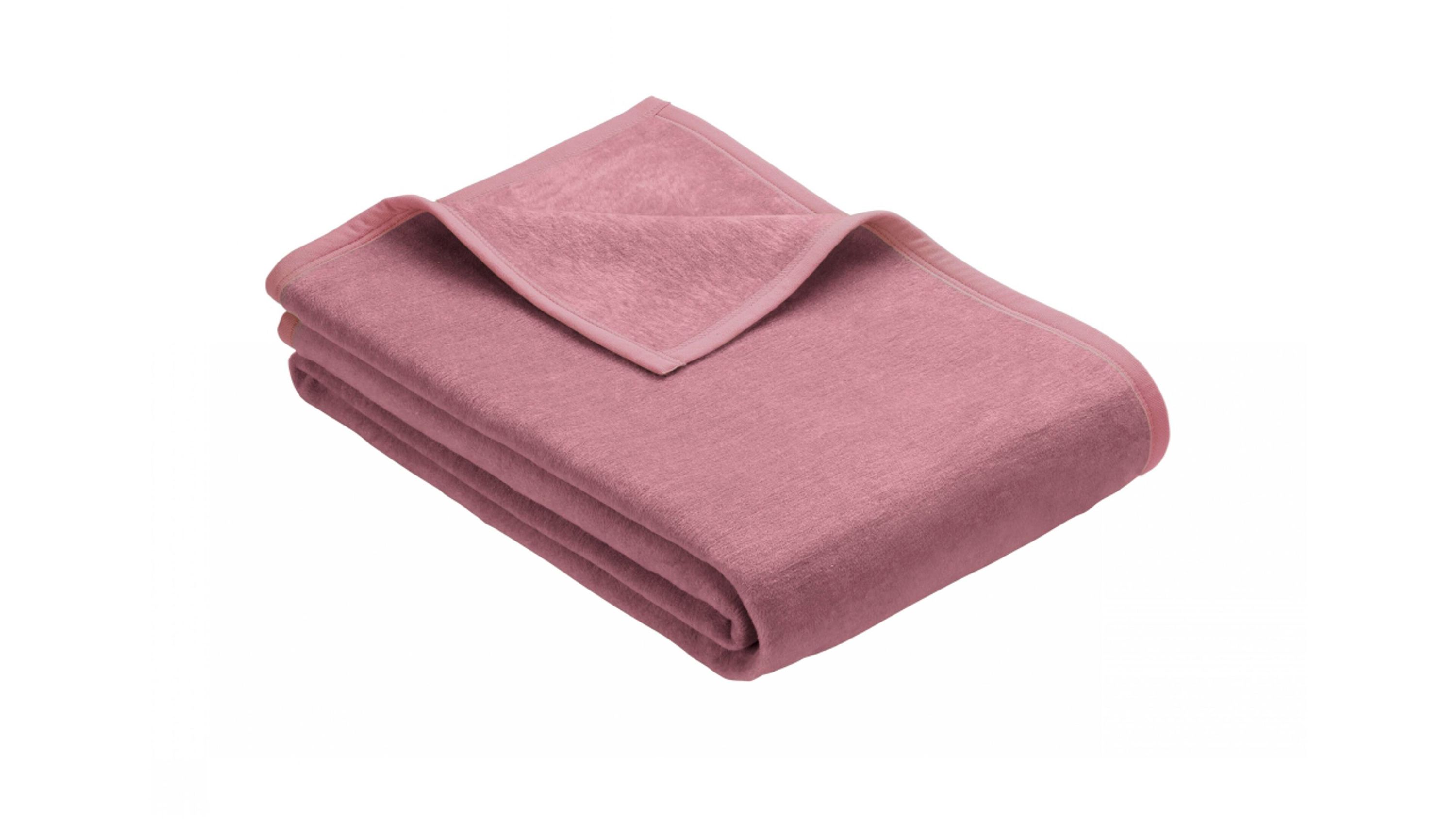 Gefaltete Fleecedecke in rosa mit sichtbarer Kante