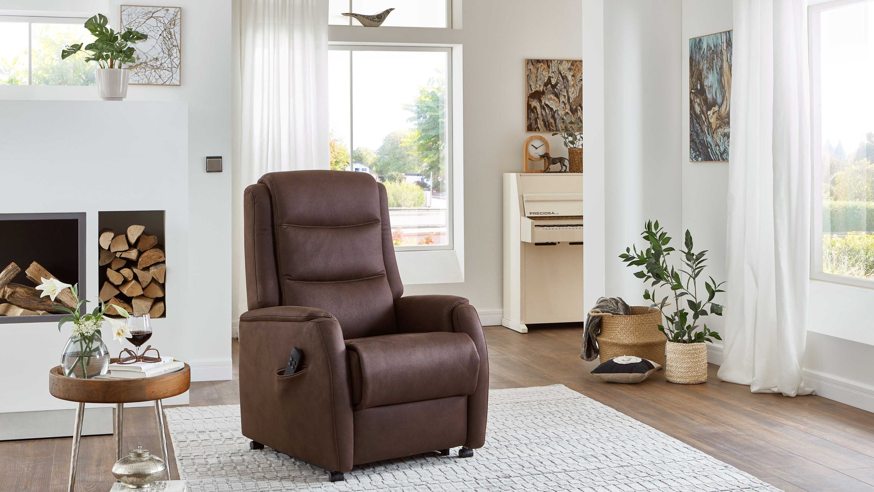Motorisch verstellbarer TV-Sessel in espressofarbener Mikrofaser Motorisch verstellbarer TV-Sessel in espressofarbener Mikrofaser mit gepolsterten Armlehnen in hellem Wohnzimmer