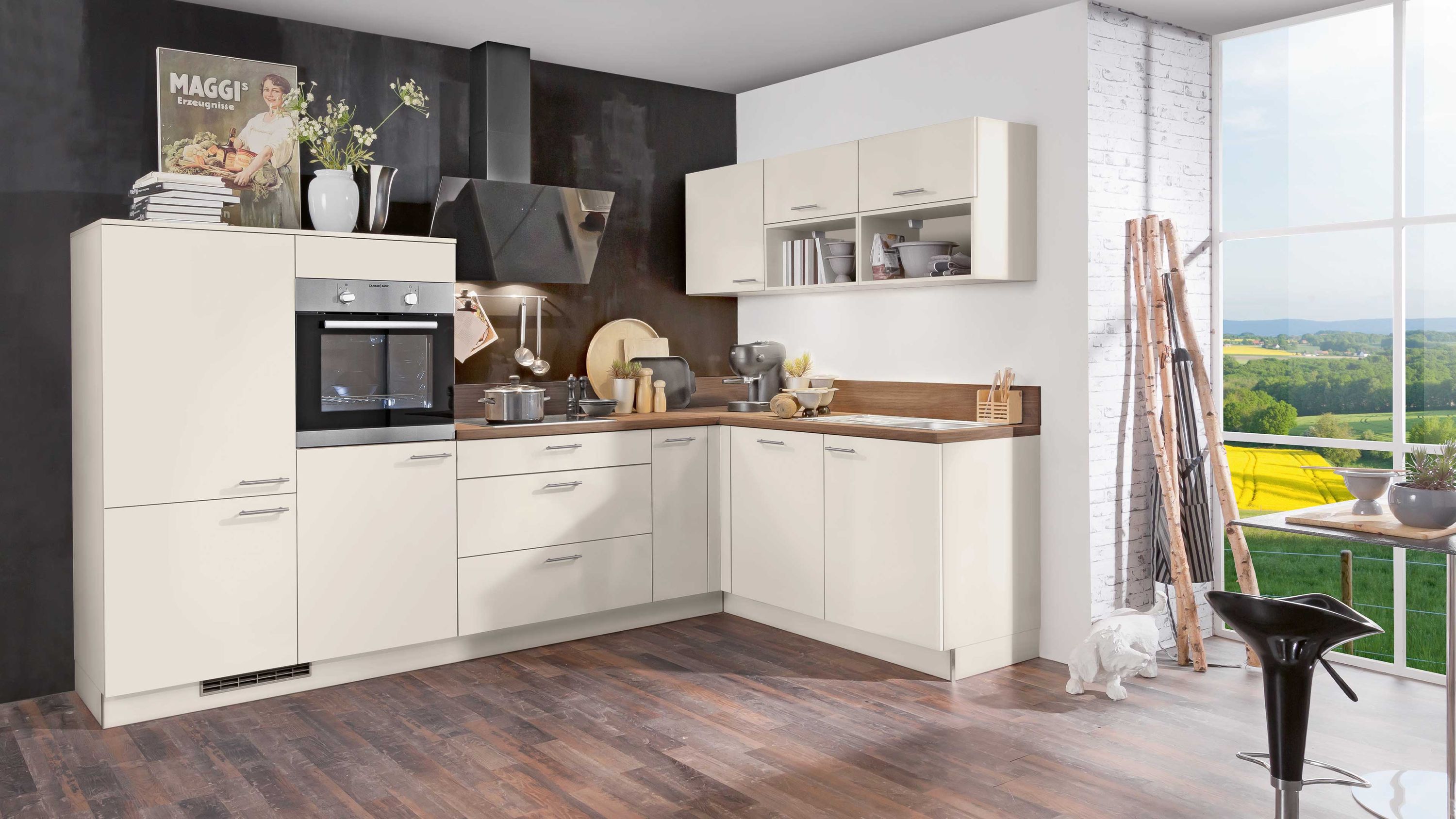 Moderne cremefarbene Küche mit Holzdetails. Helle L-förmige Küche in Creme mit Holzarbeitsplatte und dunkler Rückwandgestaltung.