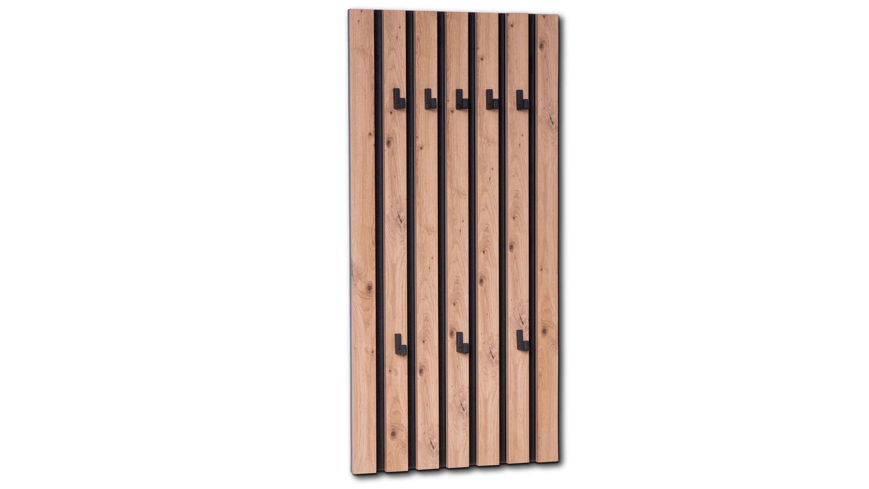 Wandgarderobe aus sechs vertikalen Holzlatten mit schwarzen Haken
