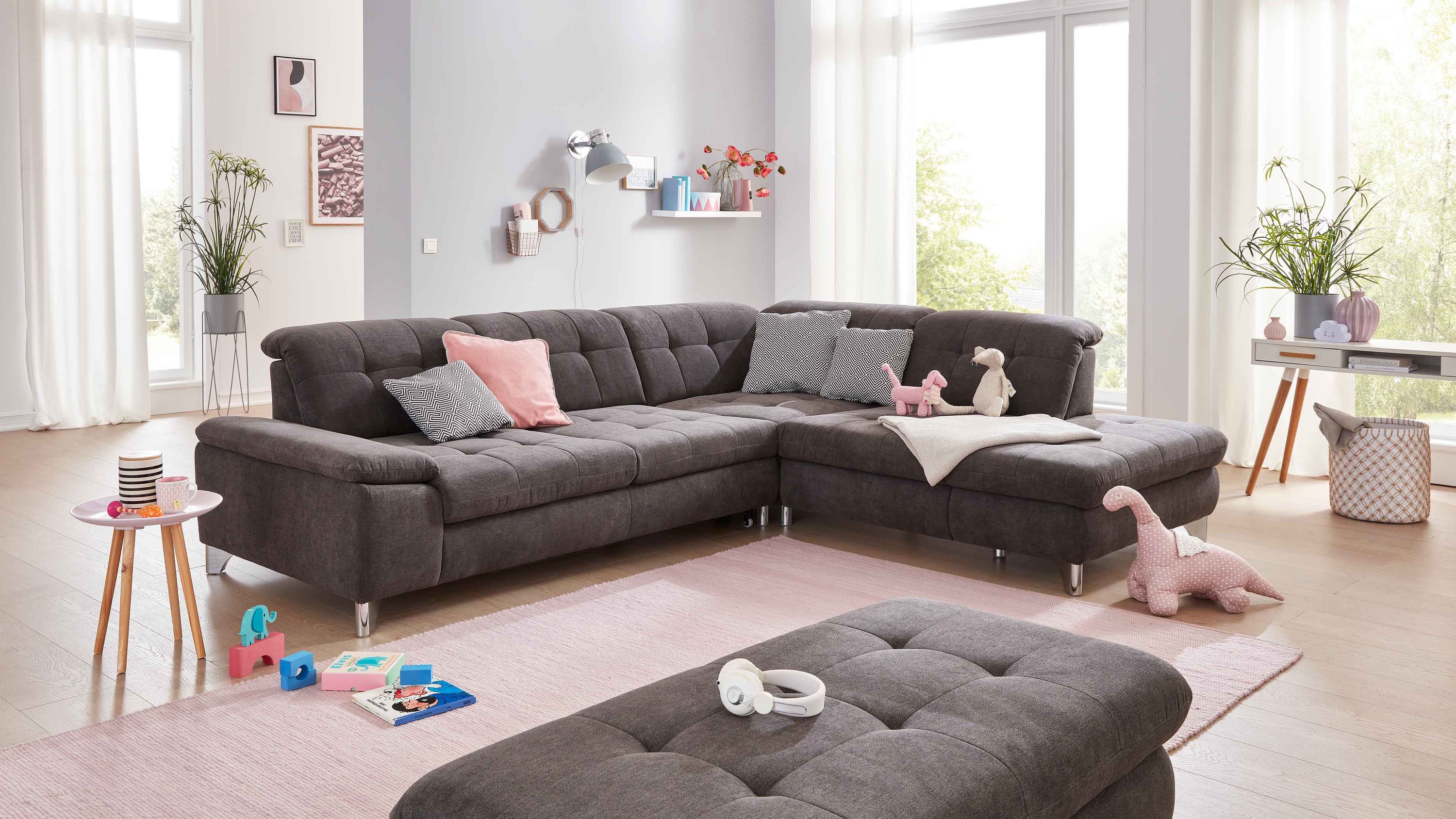 Ecksofa mit schieferfarbenem Stoffbezug und glänzenden Metallfüßen in hellem Wohnzimmer