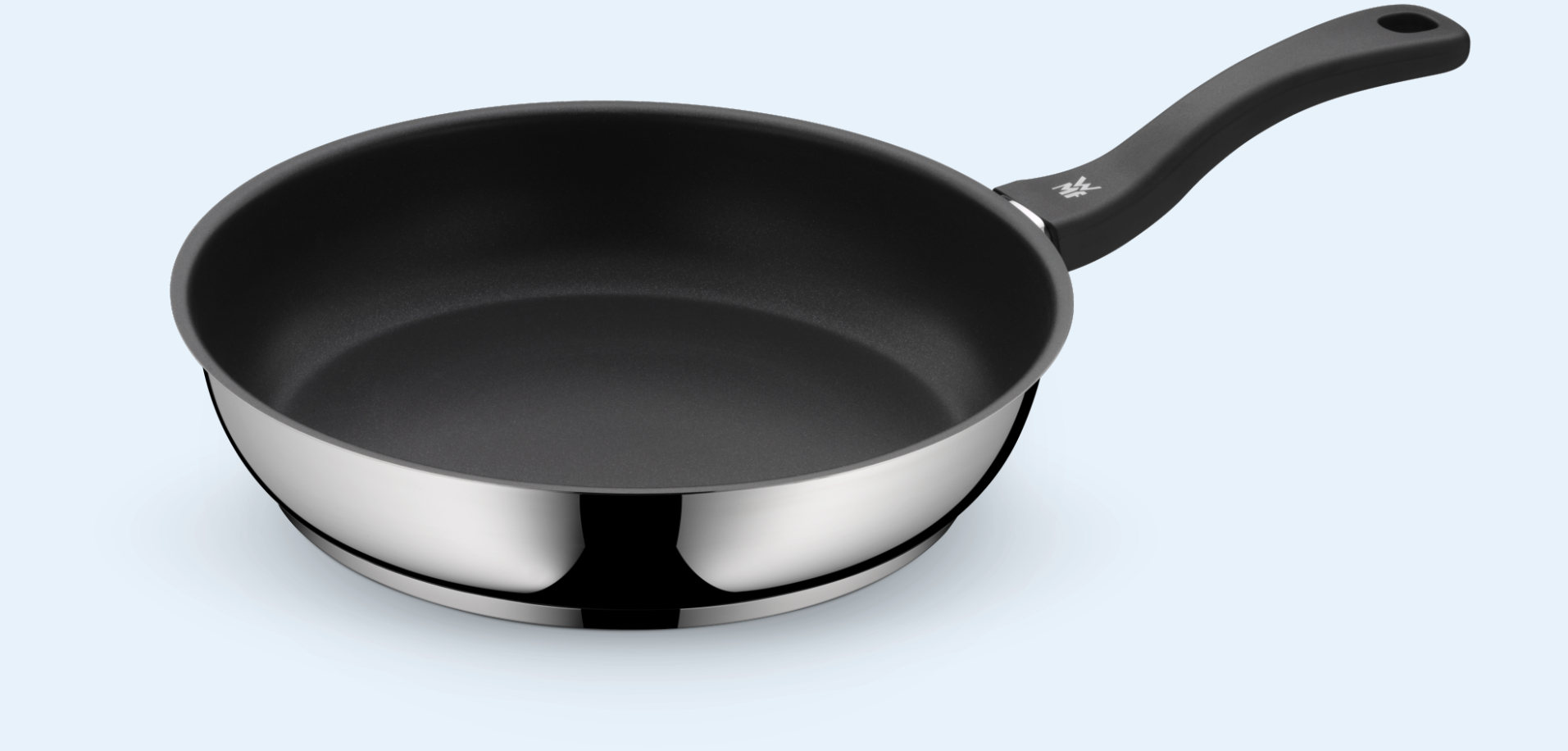 Edelstahl-Antihaft-Bratpfanne mit schwarzer Innenbeschichtung und ergonomischem Griff, schräge Perspektive auf hellem Hintergrund.