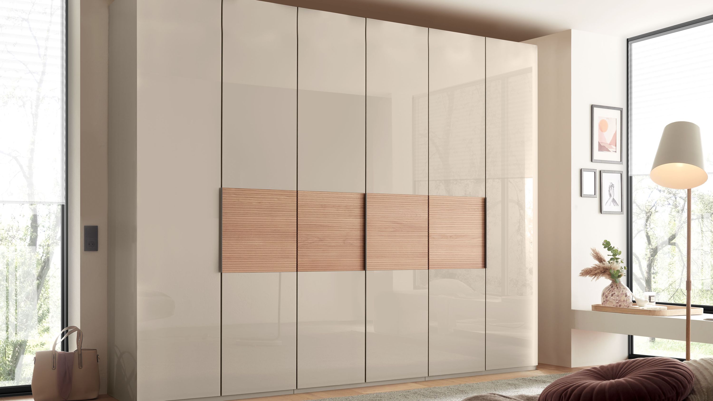 Sechstüriger Kleiderschrank mit champagnerfarbenen Hochglanzfronten und mittigem Eicheholzstreifen