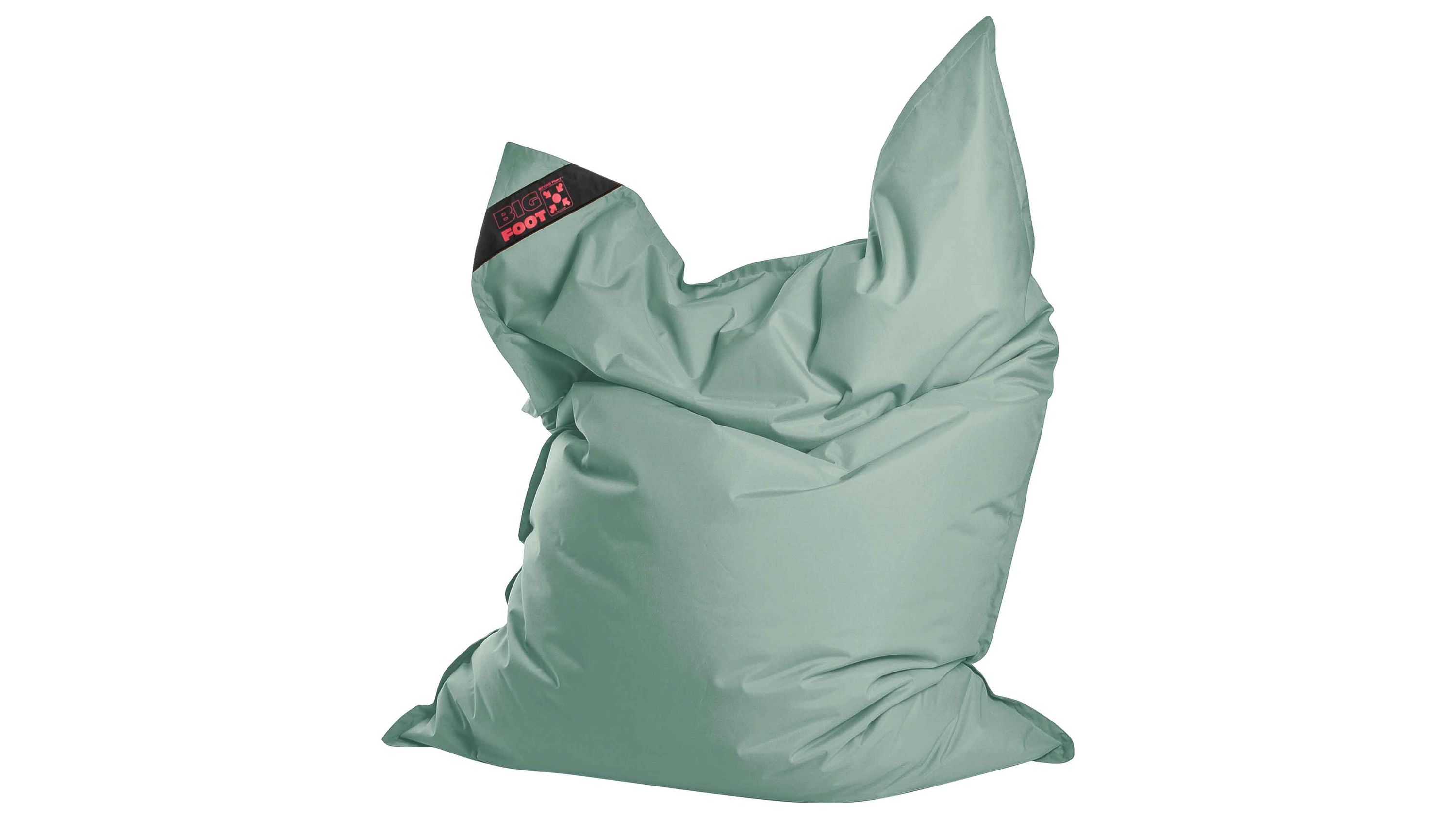 Großer eukalyptusfarbener Sitzsack mit spitzen Ecken und sichtbarem schwarzem Label