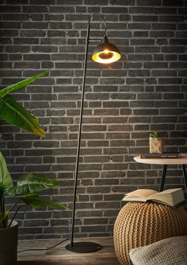 Stehlampe mit schwarzem Gestell und zylindrischem Goldschirm  frontal vor weißem Hintergrund fotografiert