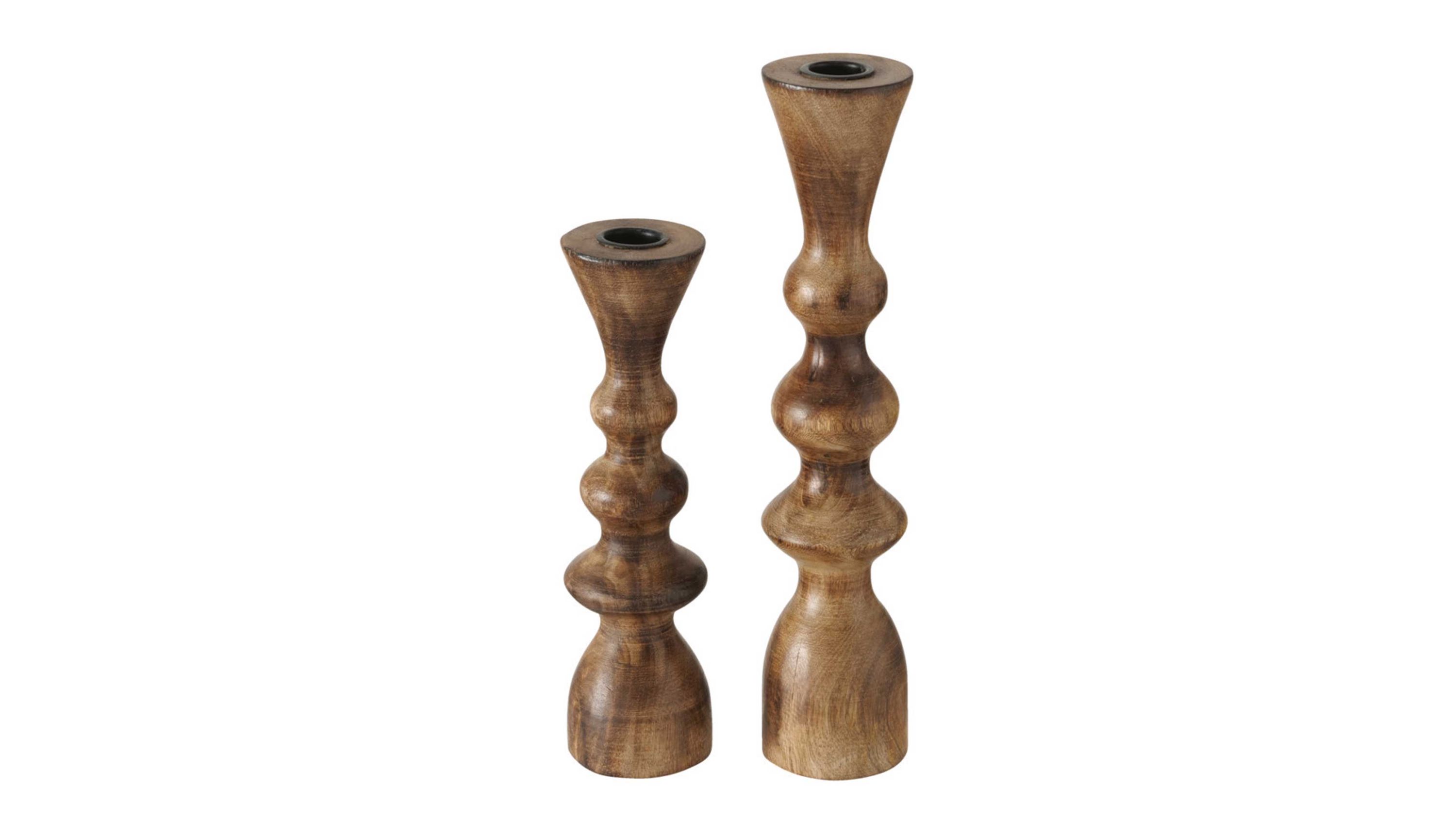 Zweiteiliges Kerzenständer-Set aus Holz mit geschwungenem Design in zwei verschiedenen Höhen