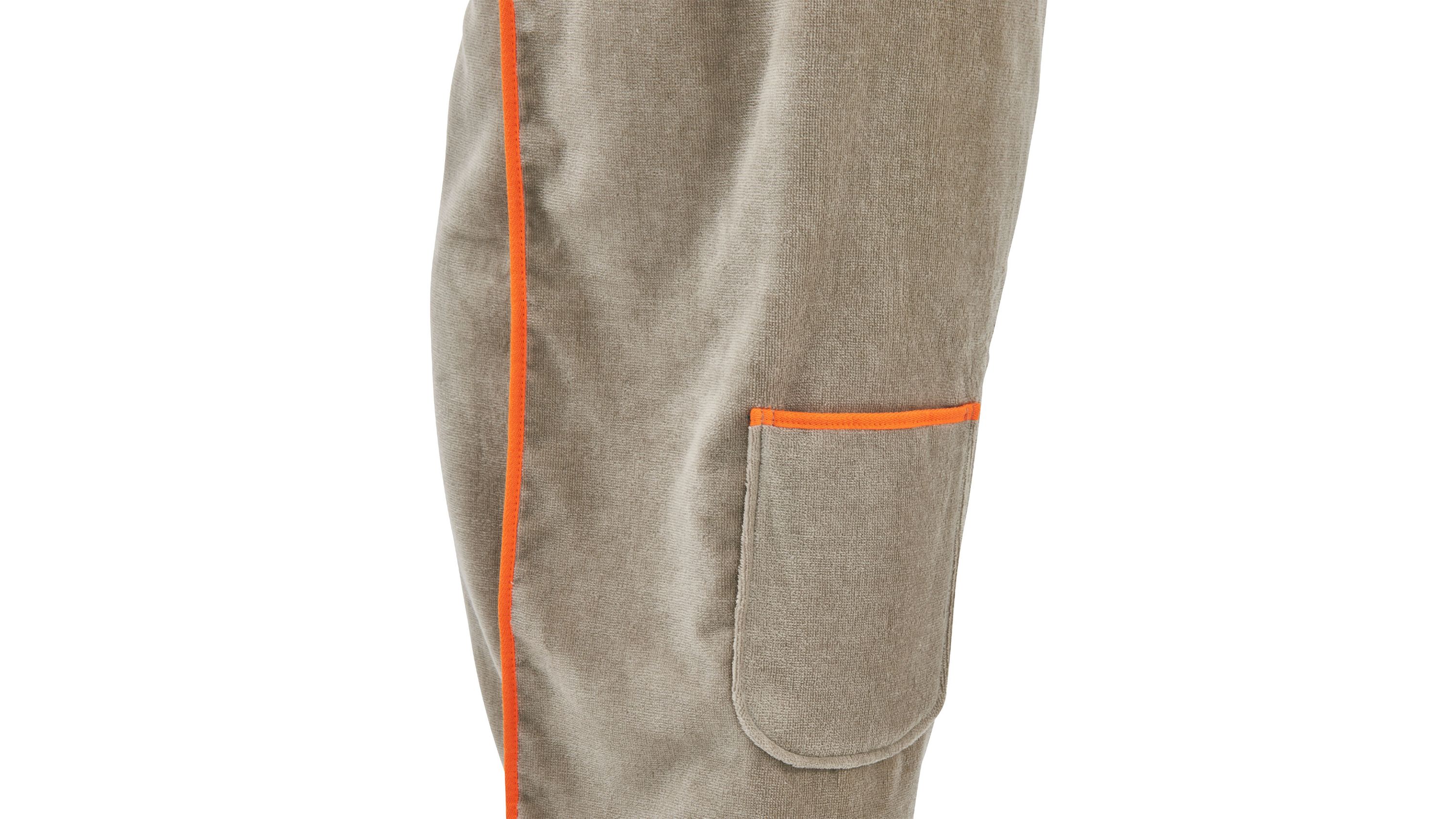 Taupefarbener Stoff mit orangefarbener Kante und aufgesetzter Tasche