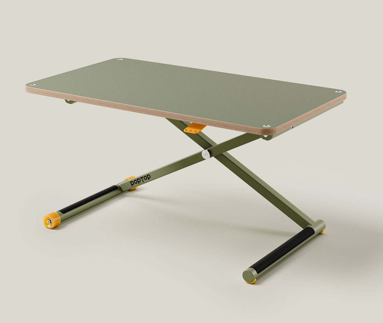 Grüner höhenverstellbarer Schreibtisch in mittlerer Position mit X-Gestell und gelben Akzenten an den Füßen.