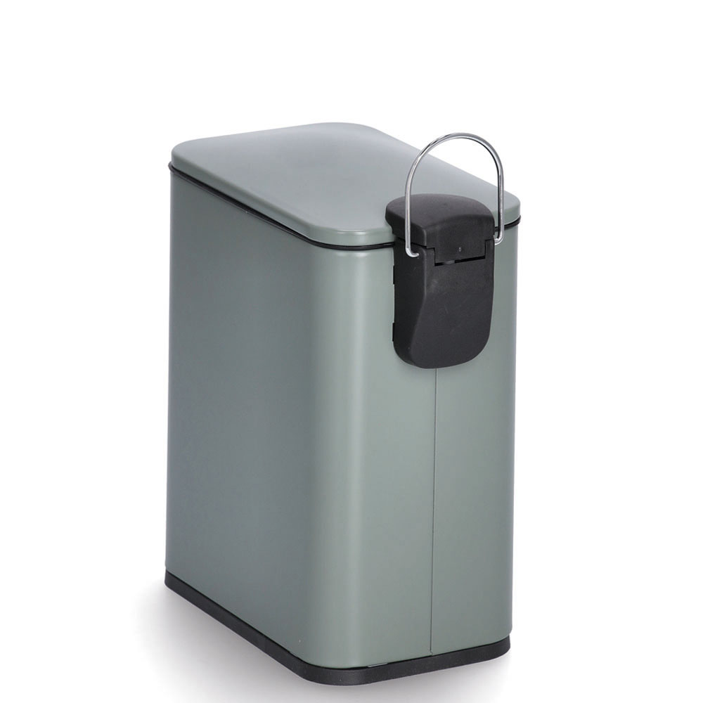 Salbeigrüner Treteimer mit Soft-Close-Deckel Rechteckiger Mülleimer in Salbeigrün mit abgerundeten Kanten und Fußpedal, schräg aufgenommen