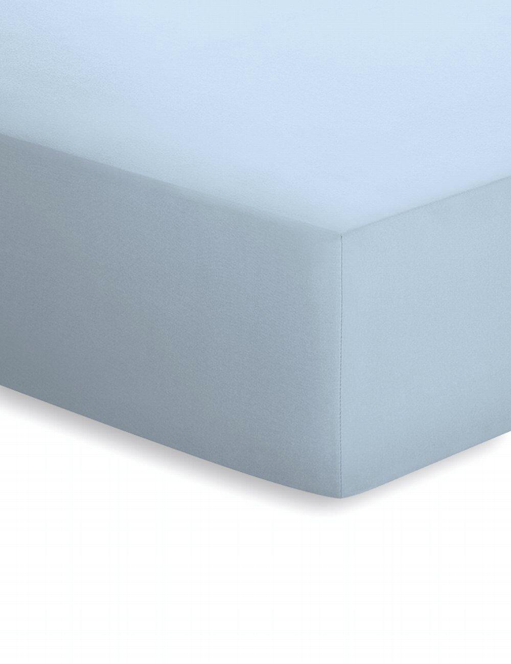 Hellblaues Spannbetttuch in Aqua liegt straff auf Matratze