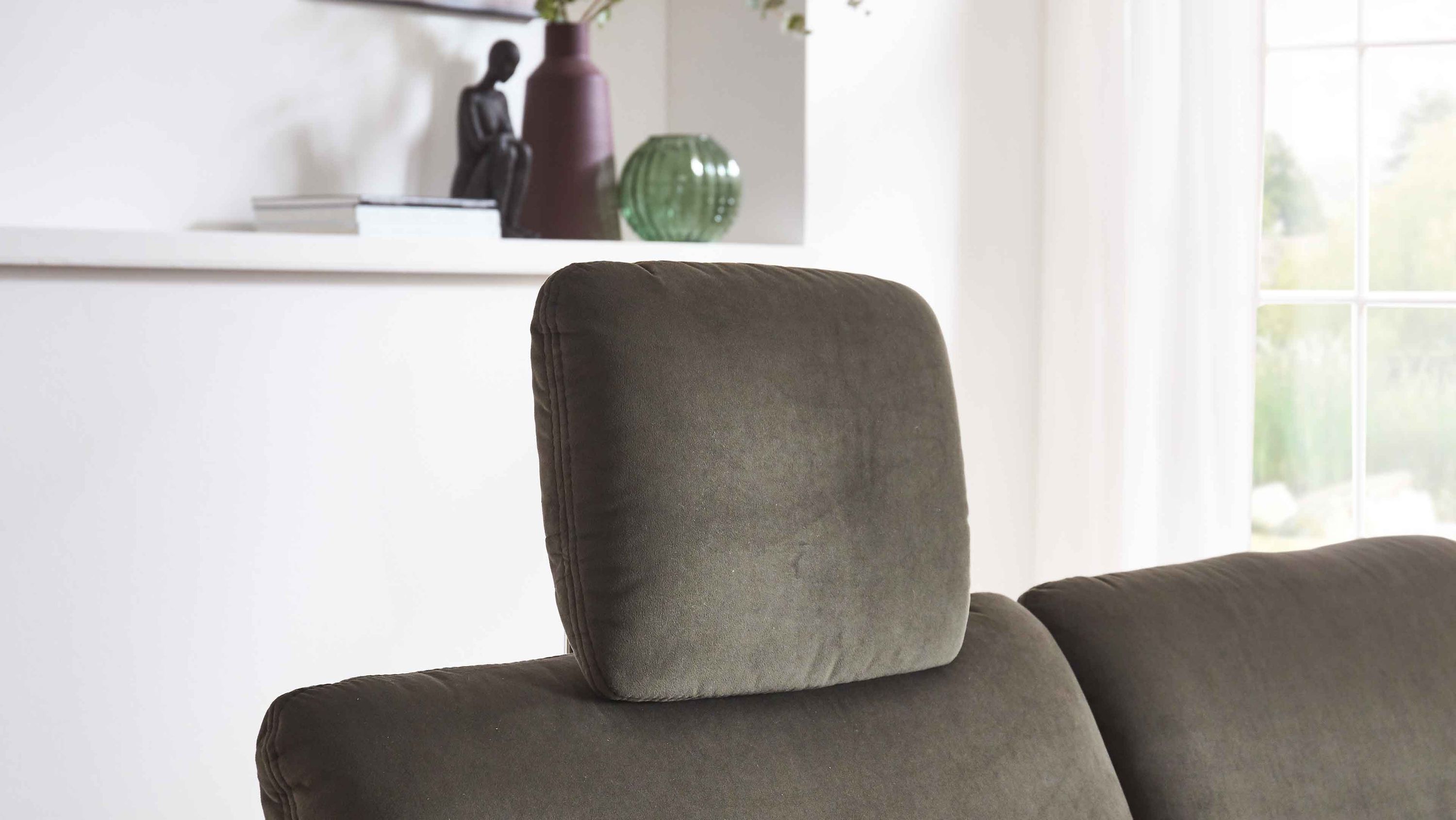 Olivgrüne Kopfstütze mit rechteckiger Form auf einem Sofa