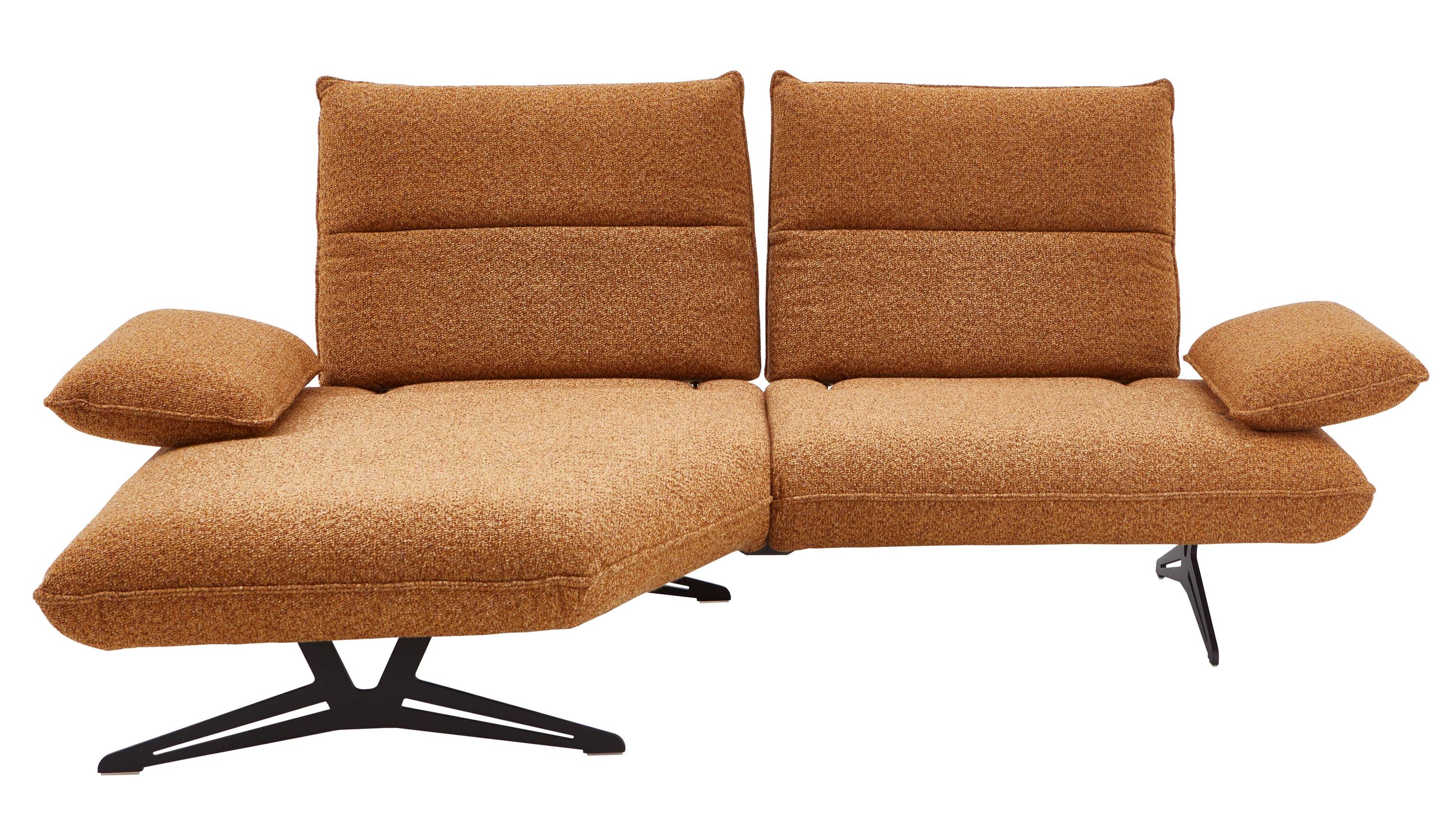 Ecksofa mit hellbraunem Stoffbezug und Metallfüßen zwei Rückenlehnen und zwei Armlehnen