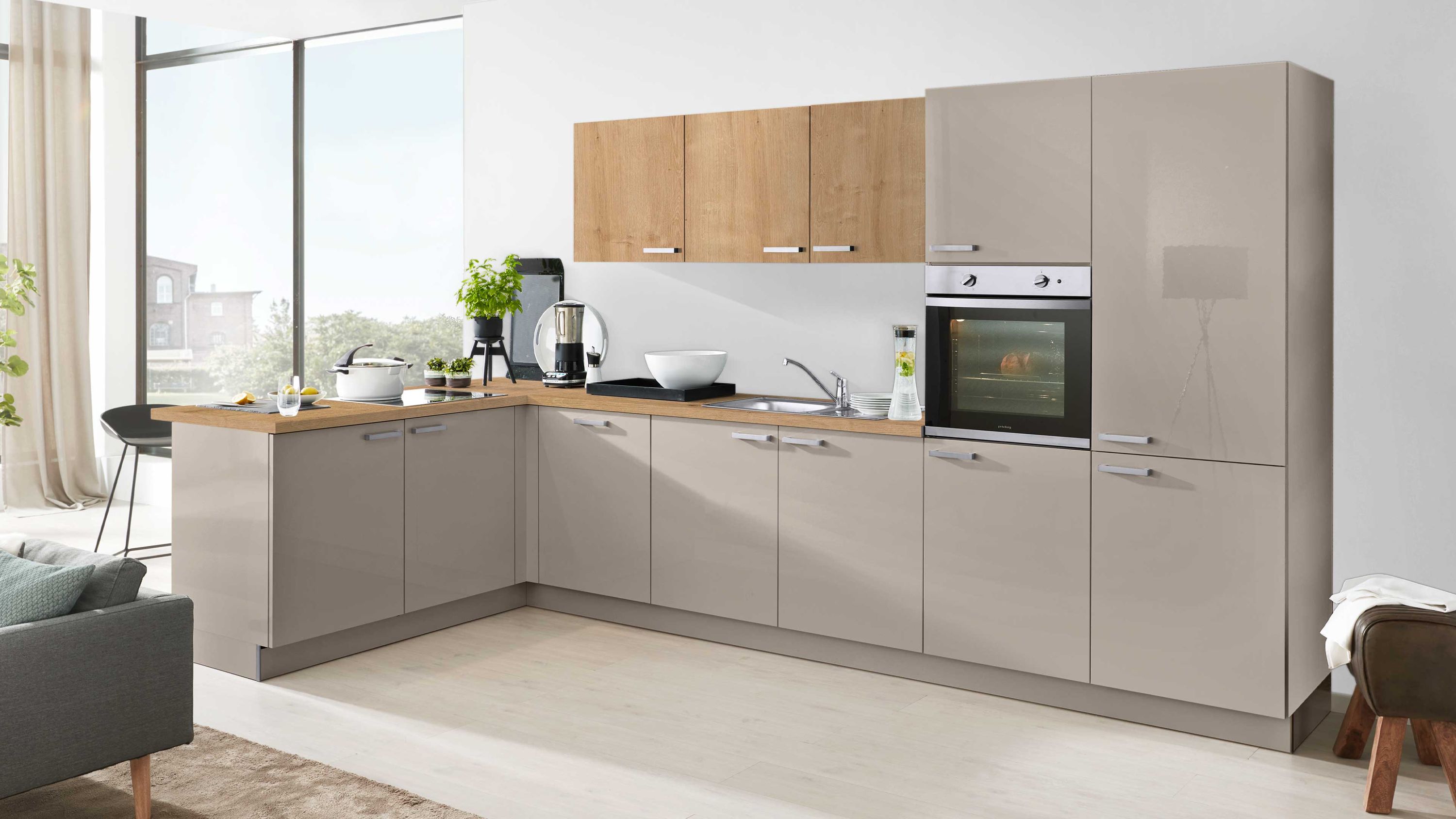Zeitgemäße U-Küche mit Materialmix funktionaler Ausstattung und natürlichem Lichteinfall U-Küche mit Holz-Grau-Fronten Einbauofen Spüle Fensterlicht helle Arbeitsflächen moderne Geräte