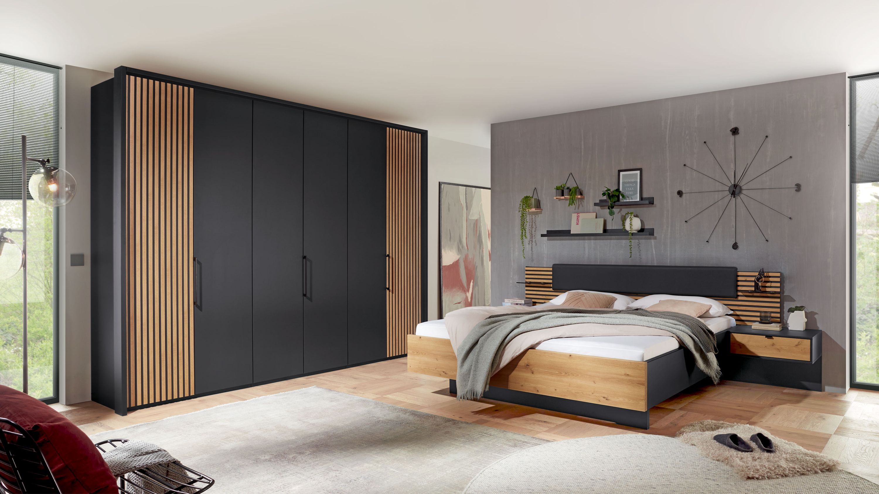 Schlafzimmer mit Bett und Kleiderschrank in Graphit und Eiche Schlafzimmer mit großem Bett und Kleiderschrank in dunkler und heller Holzoptik