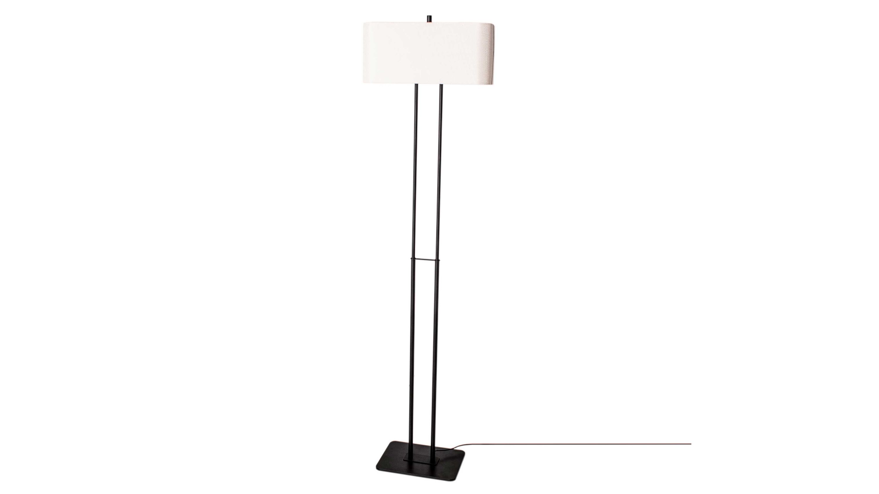 Stehleuchte mit weißem Lampenschirm und schwarzem Gestell Schwarze Stehleuchte mit rechteckigem weißem Lampenschirm und flachem quadratischem Sockel