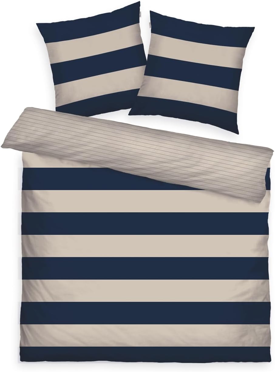 Bett mit zwei Wende-Kissen und Decke in Beige/Dunkelblau gestreift und einfarbig Beige Draufsicht