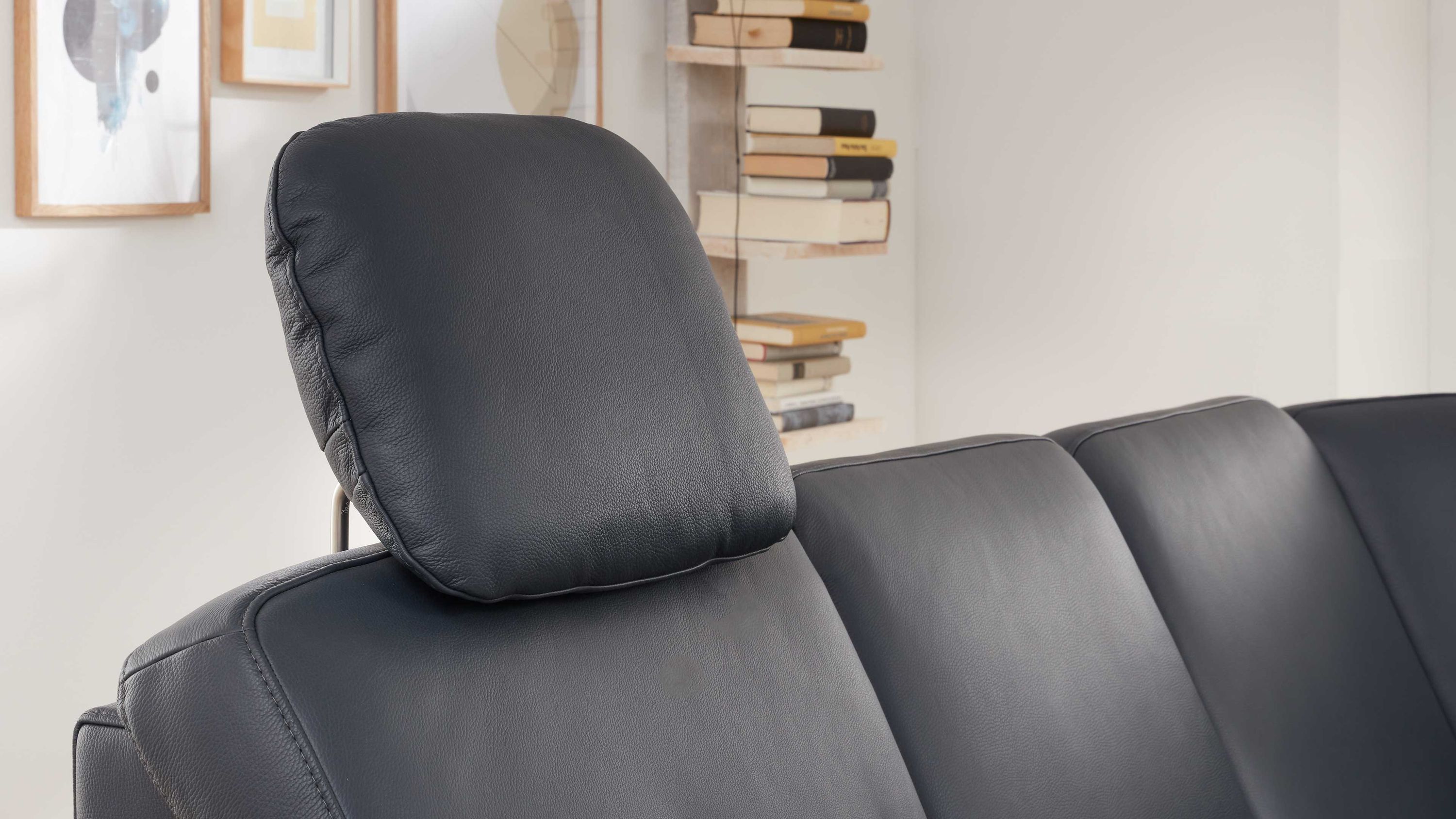 Nachtblau gepolsterte Kopfstütze auf Sofa mit glatter Oberfläche