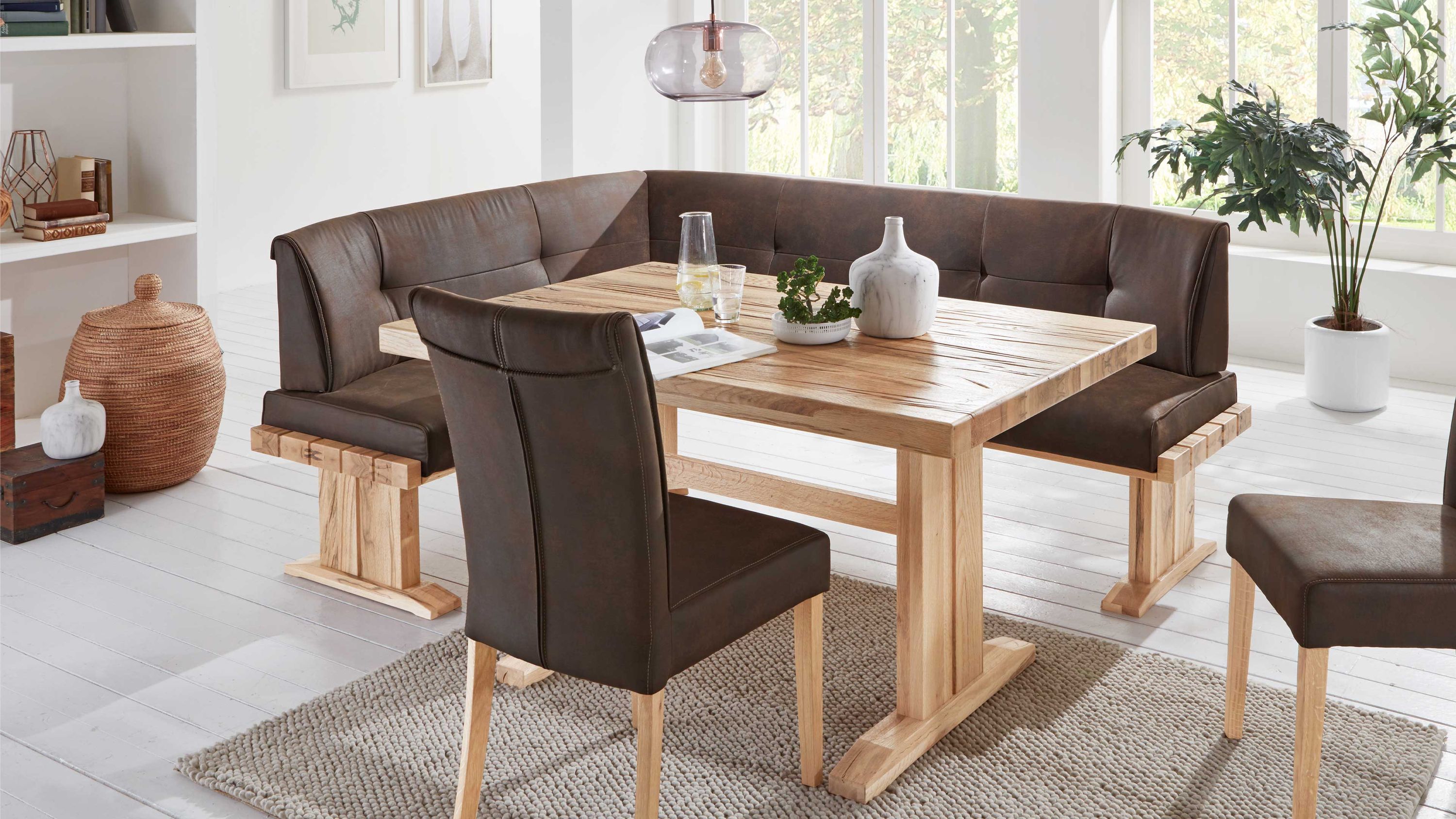 Esstisch mit Eckbank und Stühlen in Braun und Holz Rechteckiger Esstisch aus hellem Holz mit brauner Eckbank und zwei Stühlen mit braunen Polstern