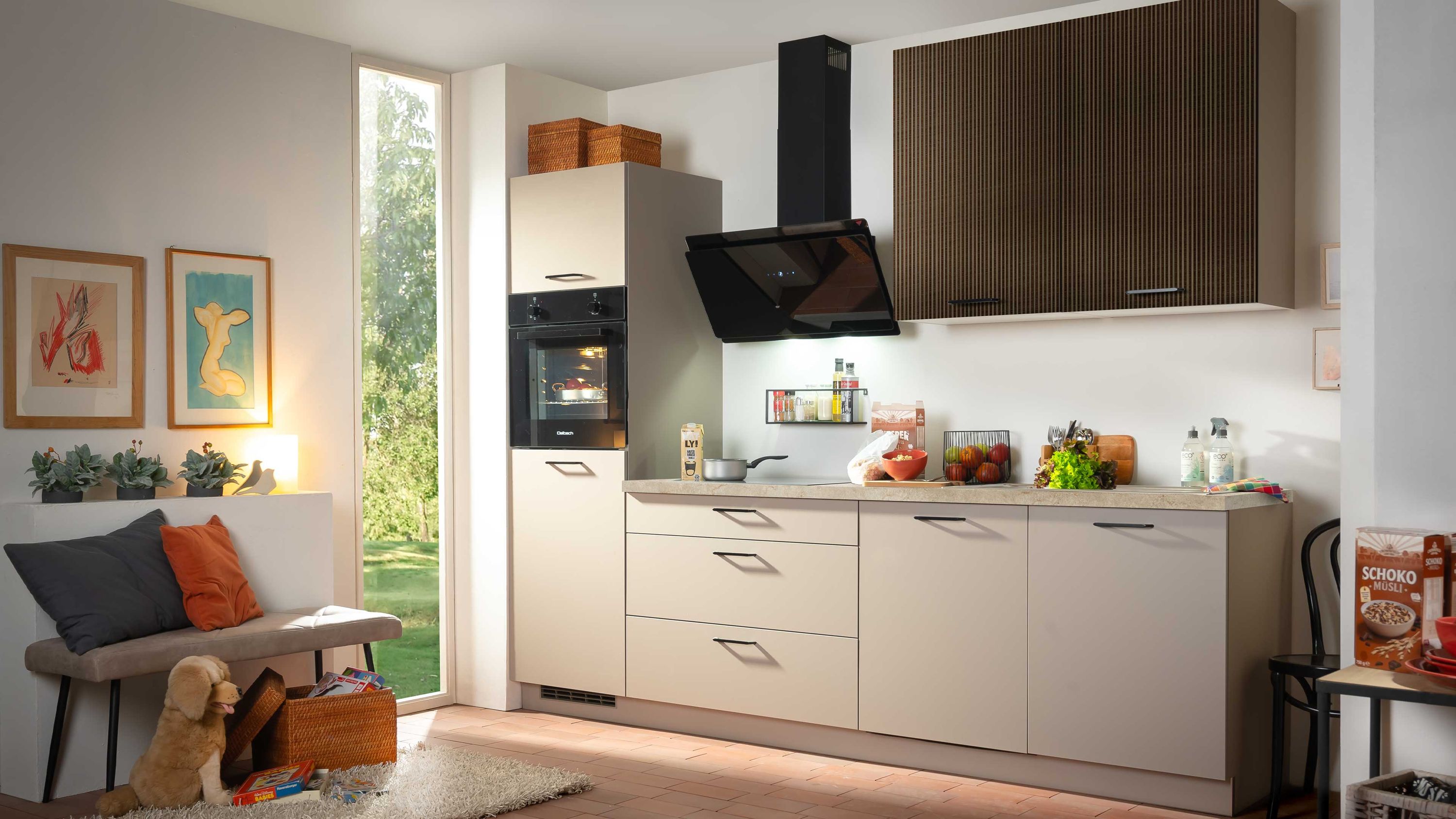 Moderne Küche in Beige mit dunklen Oberschränken und eleganter Dunstabzugshaube.