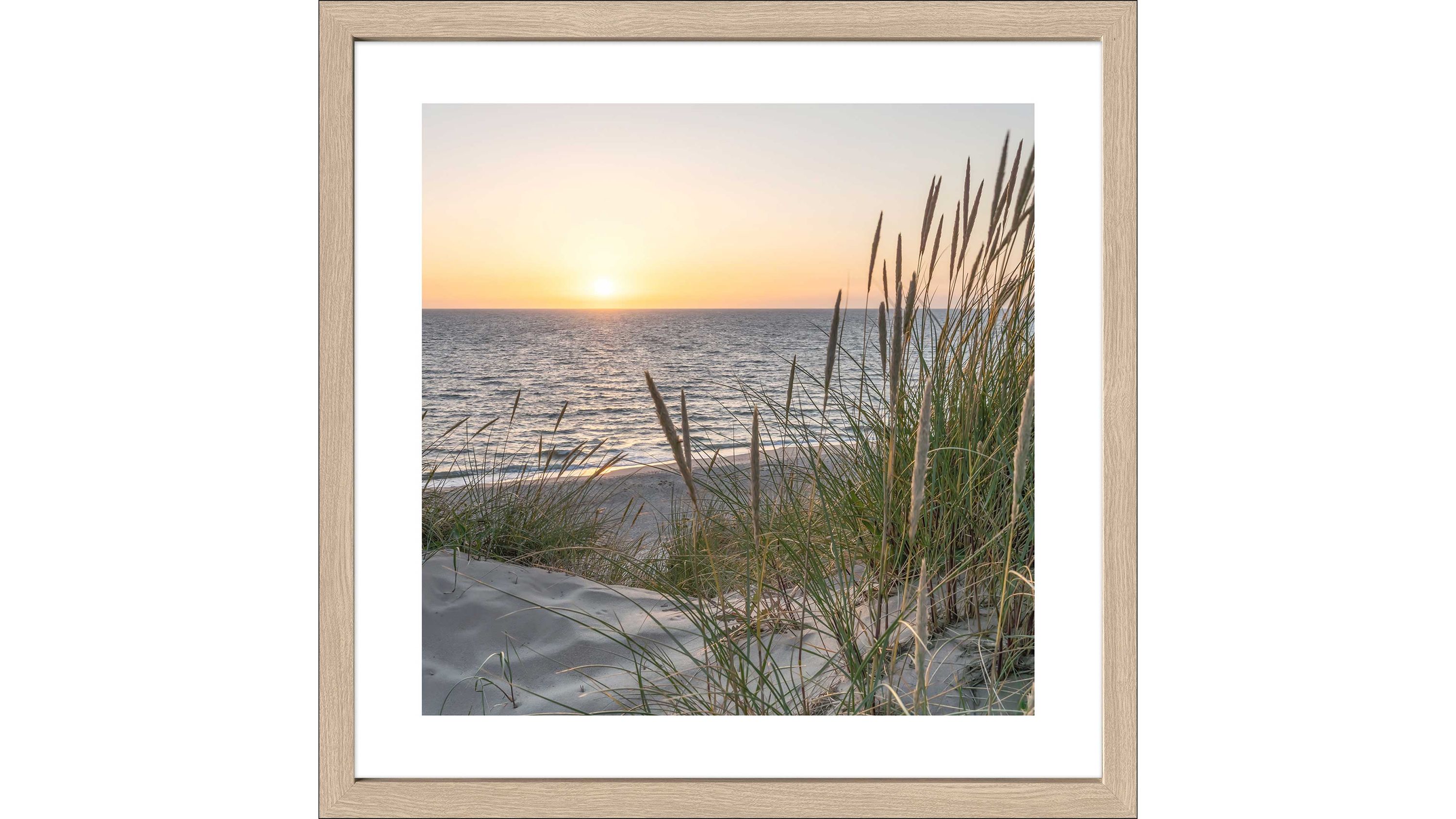 Kunstdruck mit Strandmotiv Sonnenuntergang über Meer Sanddünen und Strandgras heller Holzrahmen