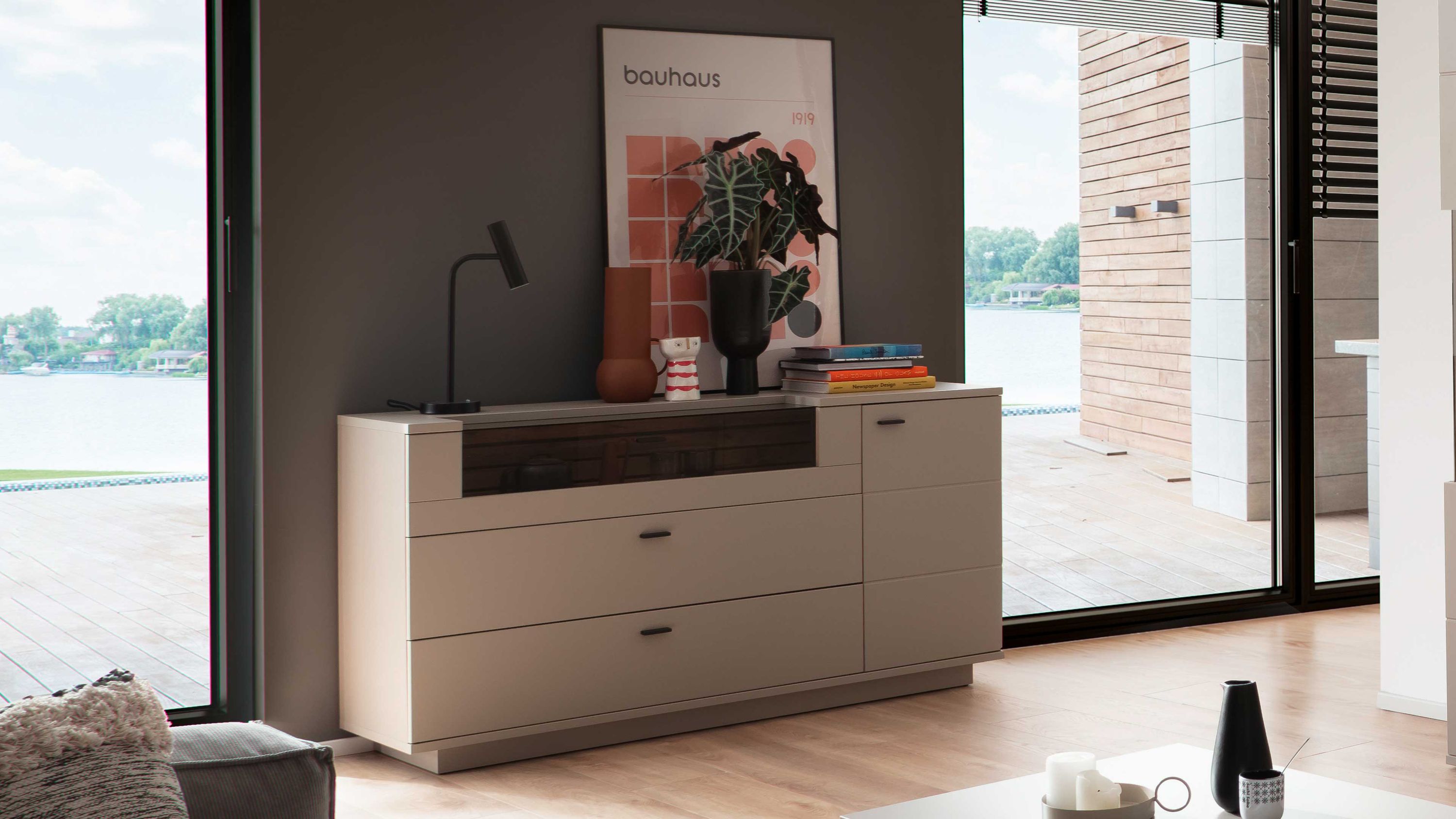 Sideboard mit einer Tür und zwei Schubladen in basaltgrau und holzfarben in modernem Wohnzimmer