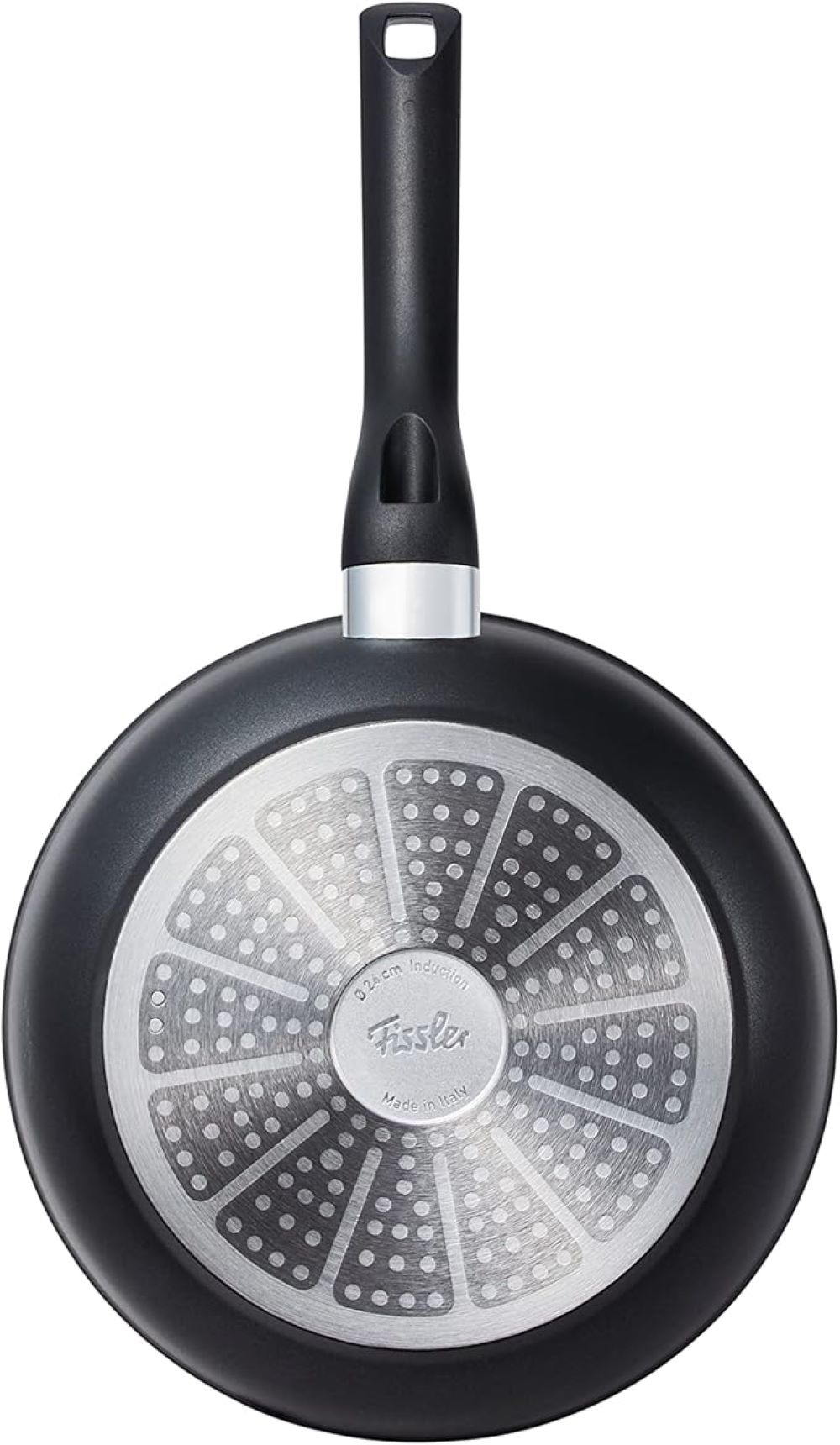 Untersicht einer schwarzen Bratpfanne mit strukturiertem Boden mittigem Fissler-Logo Griff teilweise sichtbar
