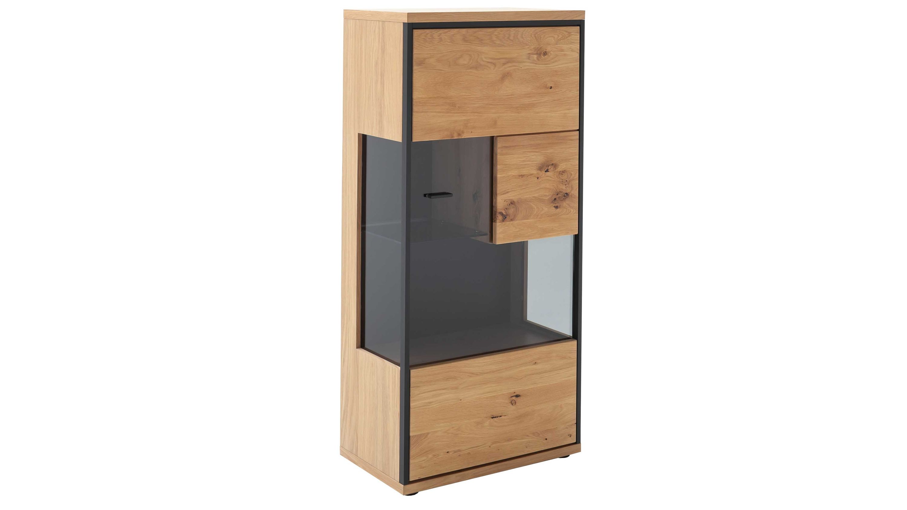 Hohes Sideboard mit drei Holztüren und Glasfach in hellbrauner Farbe mit schwarzem Rahmen
