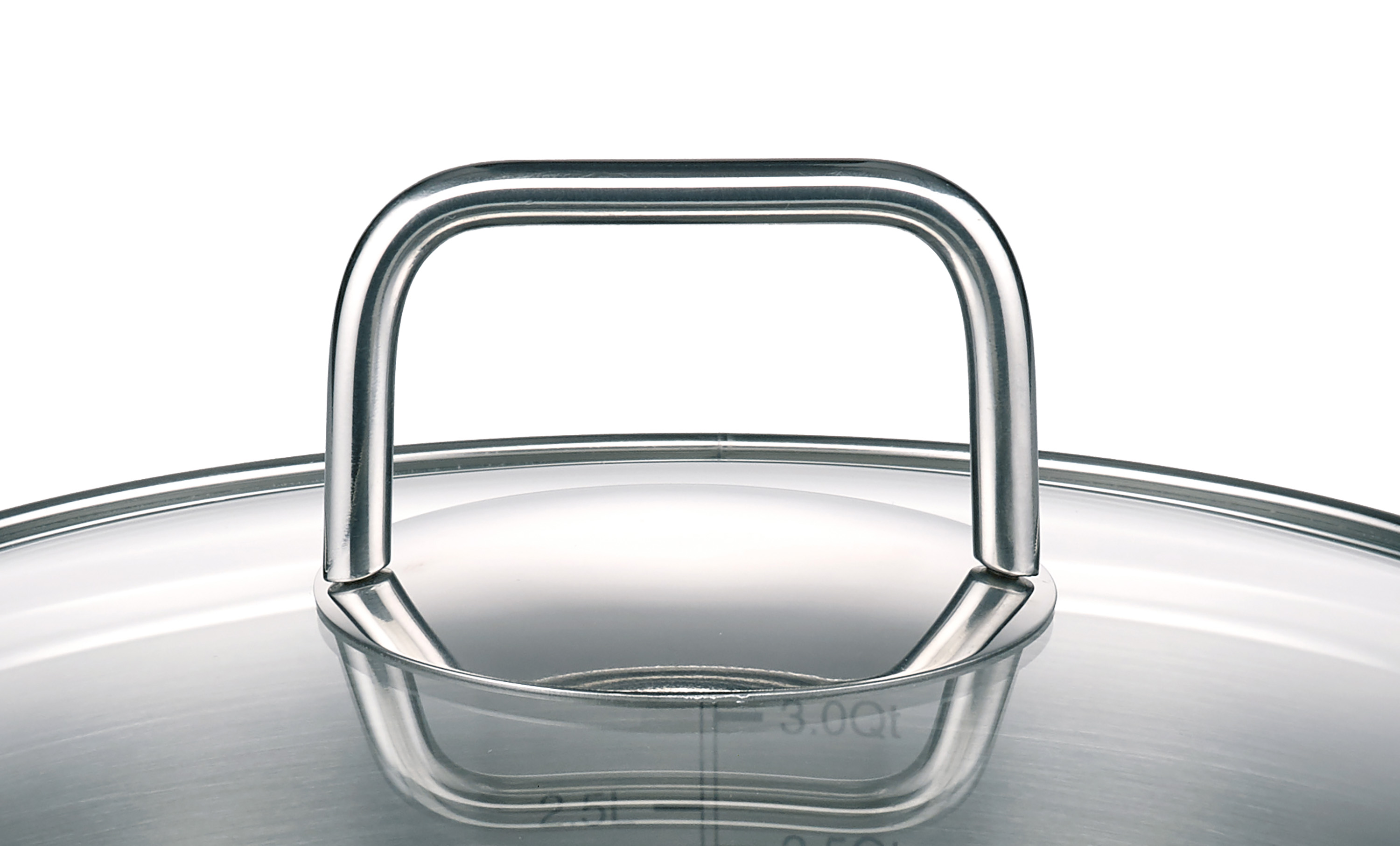 Draufsicht auf einen runden Topfdeckel mit Metallgriff  Glasfläche und Metallrand