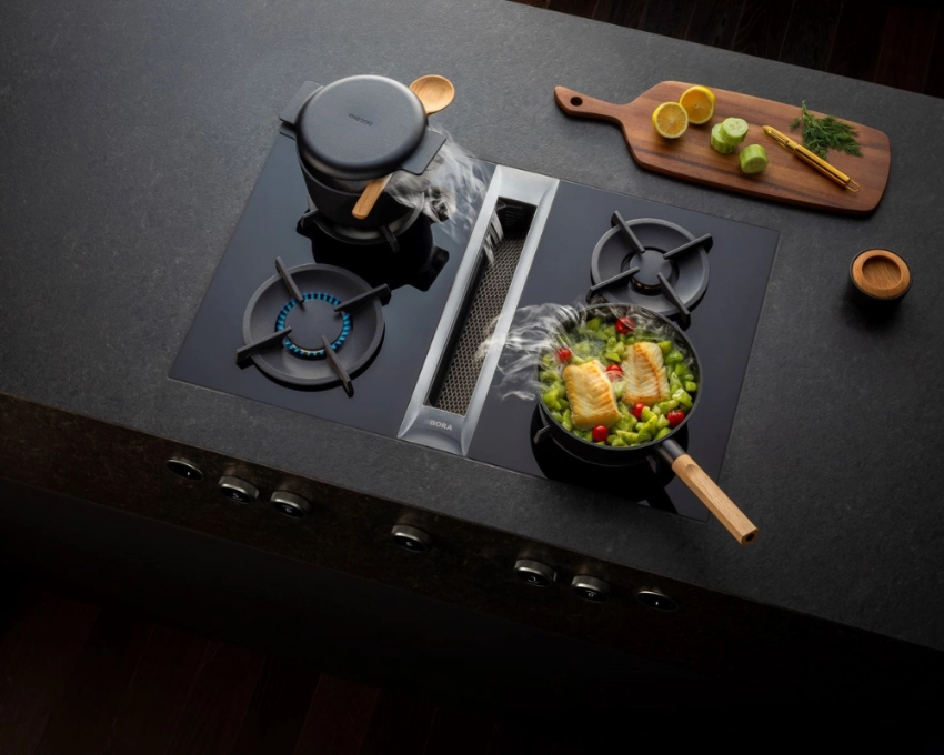 Kochen mit Gemüse auf dem Bora Pure Schwarzes Bora Kochfeld mit frischem Gemüse, Wasserkocher und Servierbrett