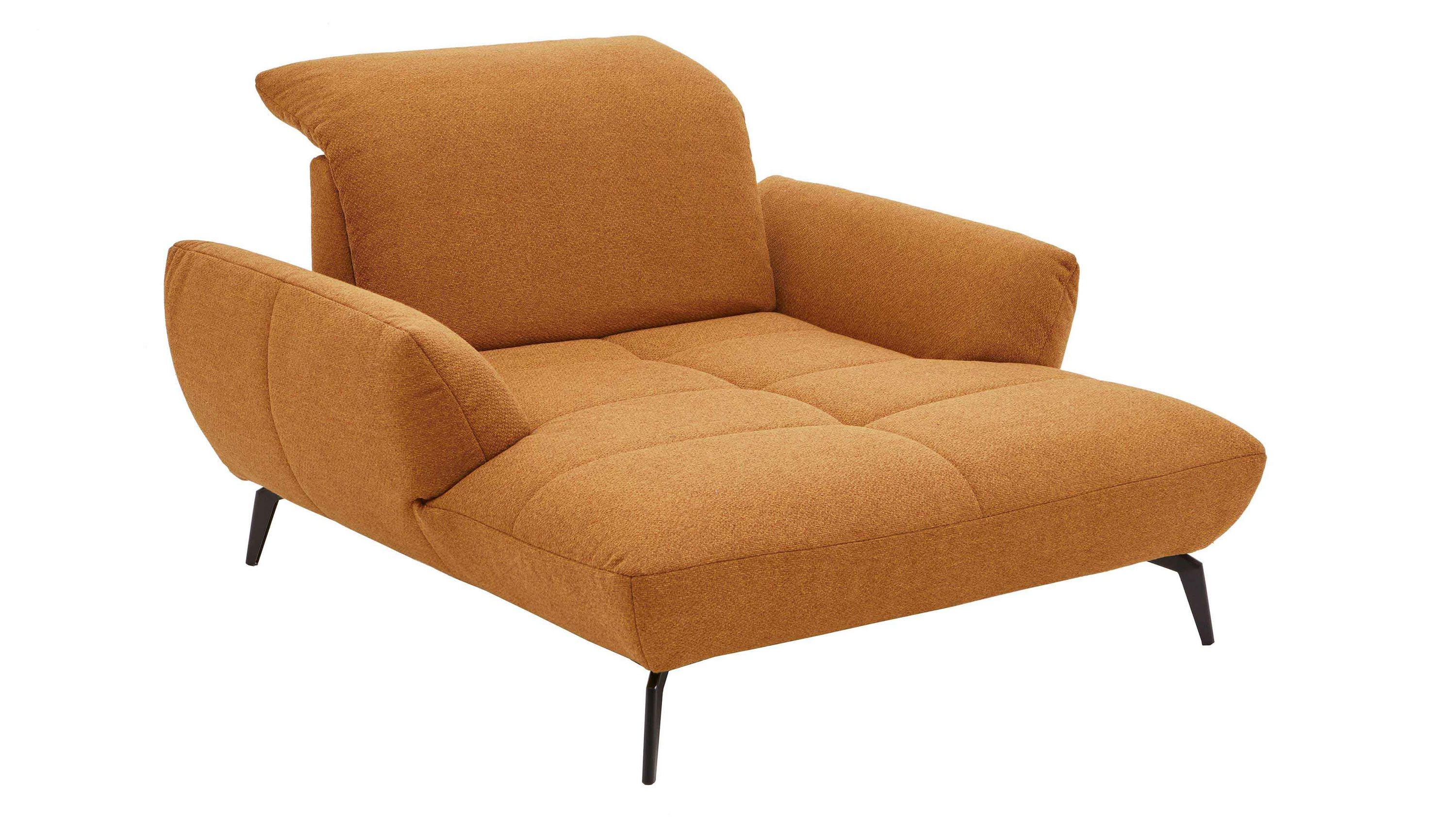 Zweisitziges Sofa mit breiter Sitzfläche und Armlehnen in senffarbenem Stoff