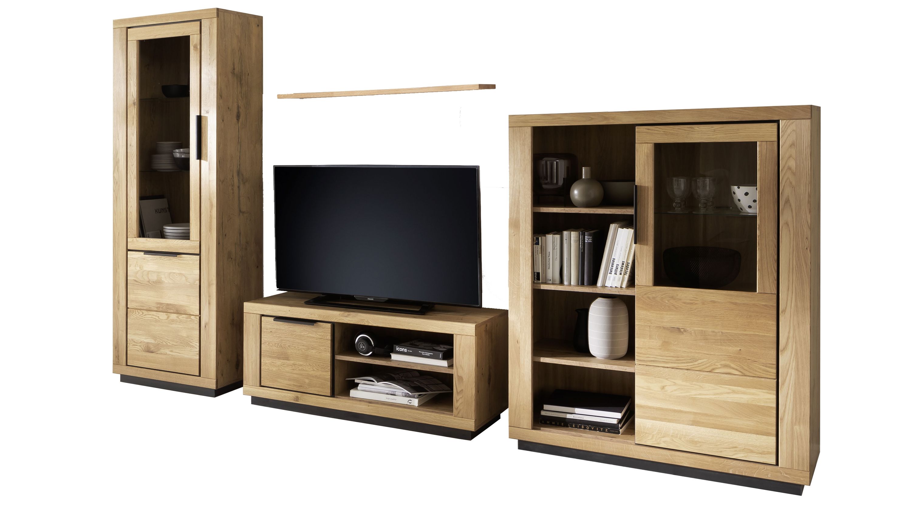 Vierteilige Wohnwand aus Holz mit zwei Vitrinen einem TV-Board und einem Wandregal in hellbrauner Farbe