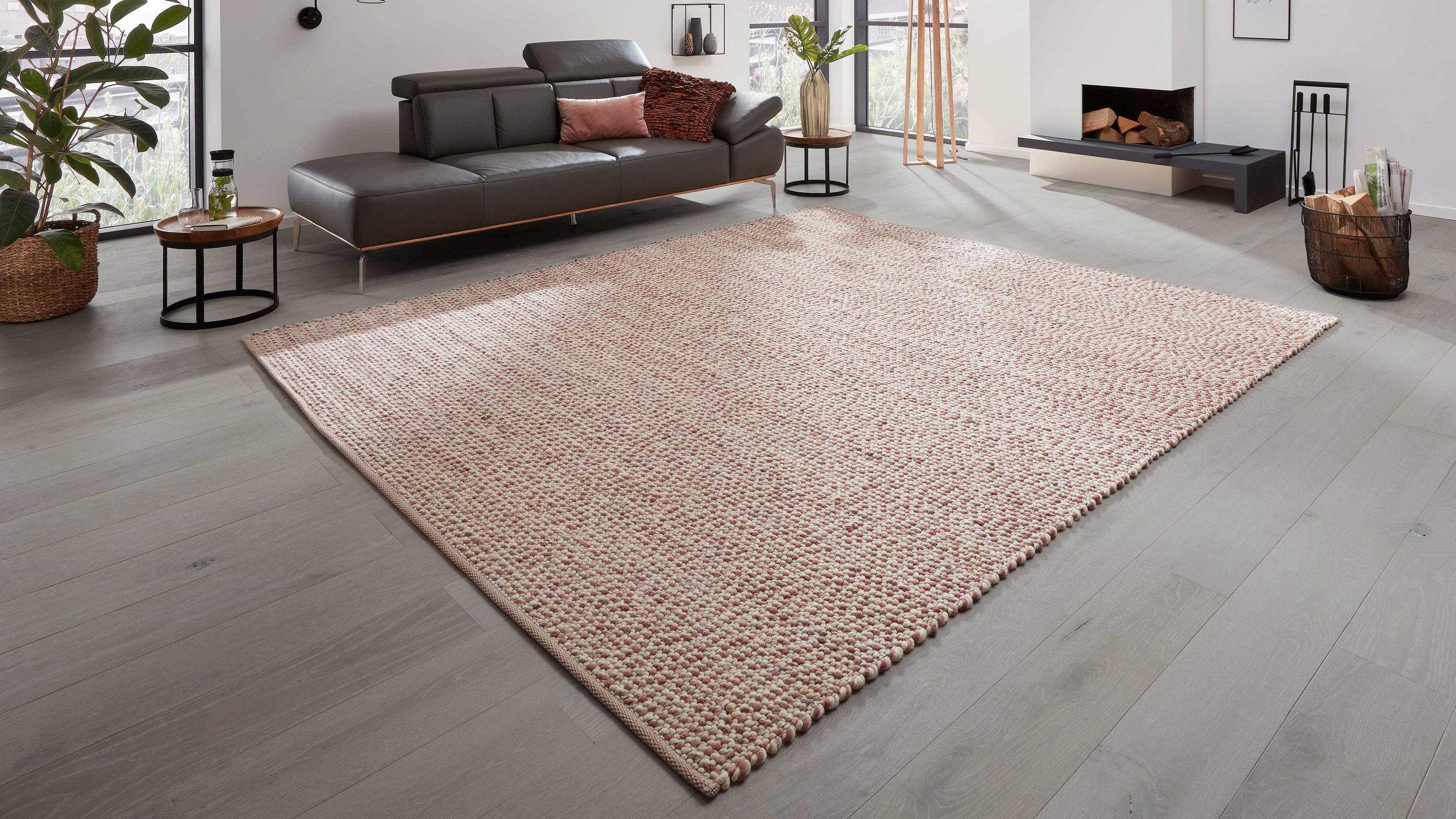 Rechteckiger Teppich mit grober Struktur in rosa und beige auf hellem Holzboden in modernem Wohnzimmer