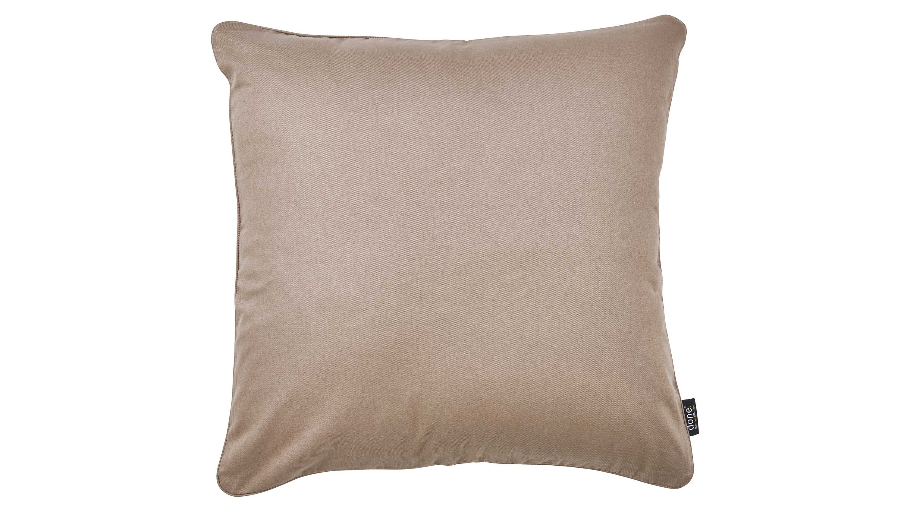 Quadratische Kissenhülle in taupe mit glattem Stoff und kleiner Markierung am Rand