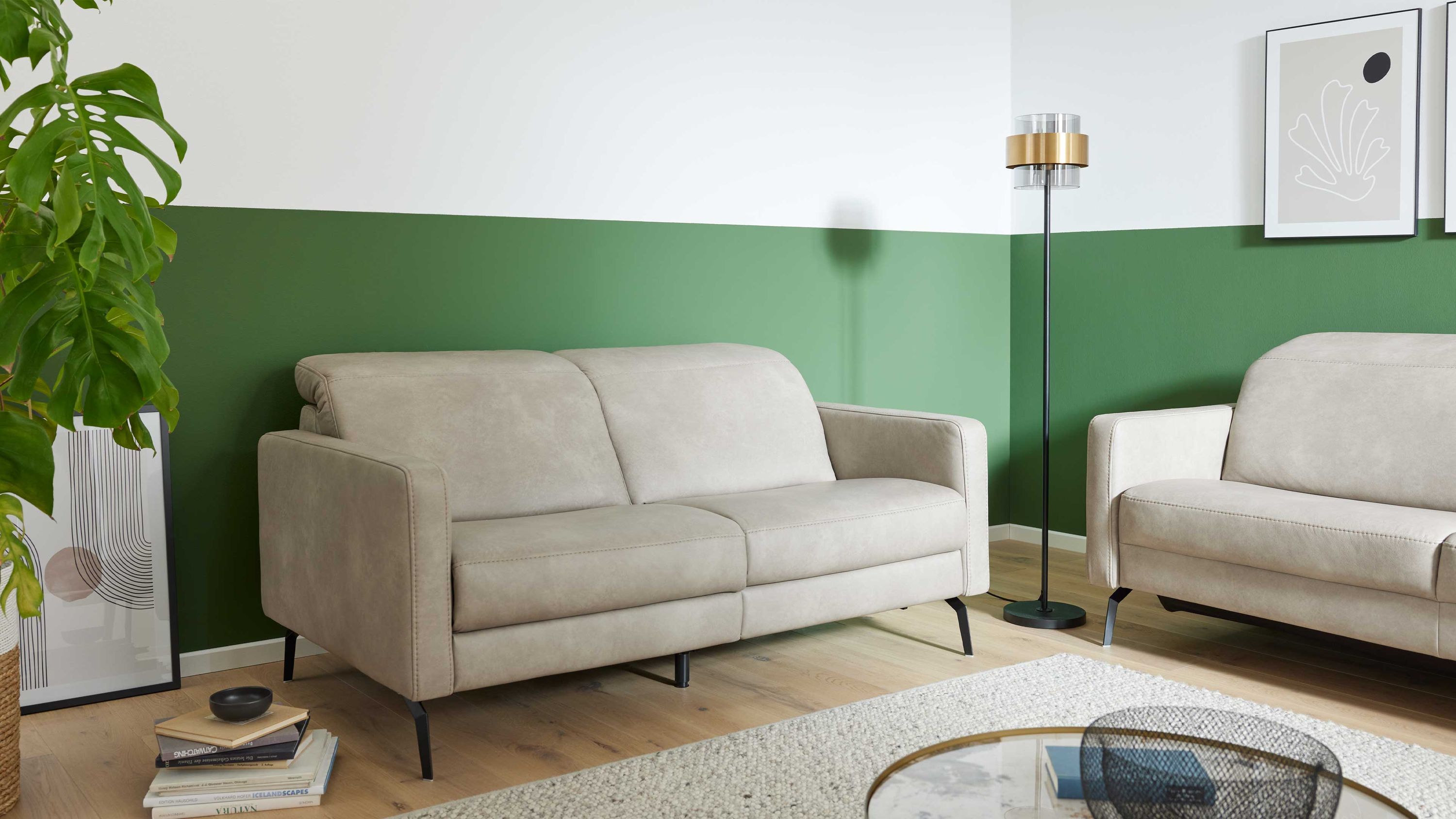 Zweisitziges Sofa mit kieselfarbenem Bezug und Metallfüßen Zweisitziges Sofa mit kieselfarbenem Bezug und schwarzen Metallfüßen in modernem Wohnzimmer