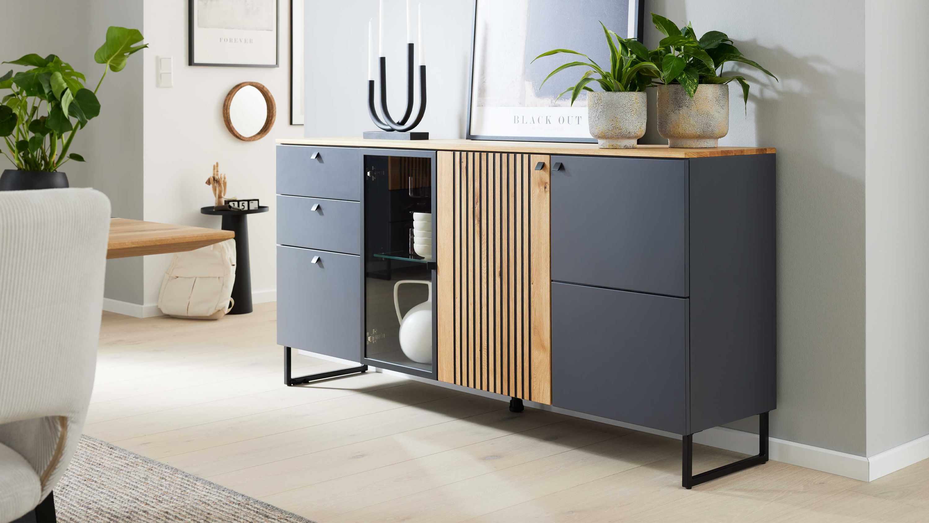 Sideboard mit drei Türen drei Schubladen quarzgrau lackiert und Holzoptik schwarzes Metallgestell
