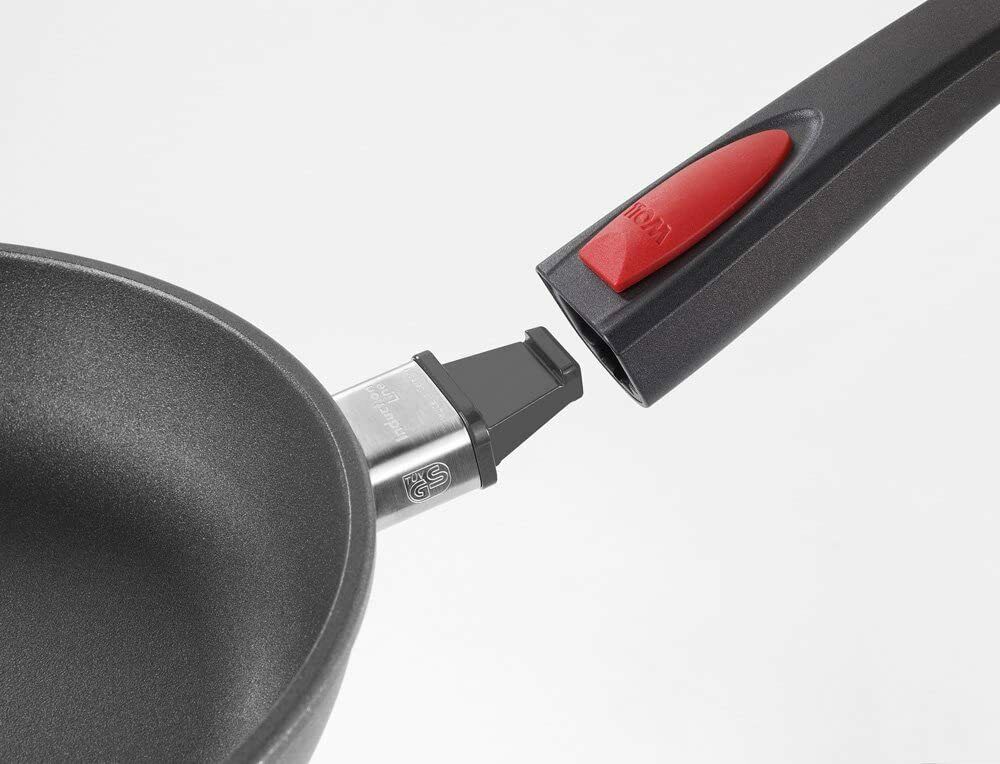 Nahaufnahme einer viereckigen Steakpfanne  abgemachter Griff  leicht schräg von oben fotographiert