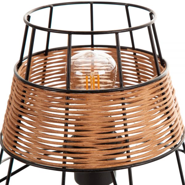 Lampe mit gewebtem Rattanschirm und sichtbarer Glühbirne, getragen von schwarzem Metallgestell, seitlich aufgenommen