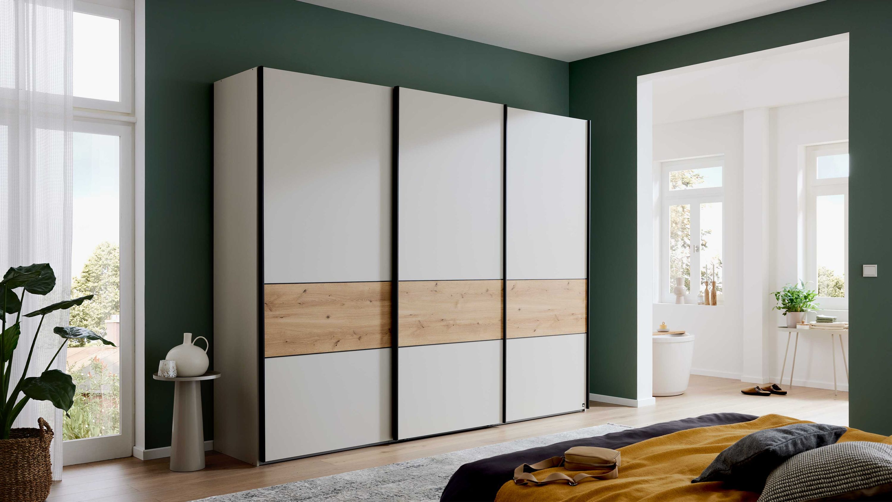 Interliving Kleiderschrank Serie 1205  Schwebetürenschrank P68 Champagner & Bianco Eiche  drei Türen, Breite ca. 300 cm