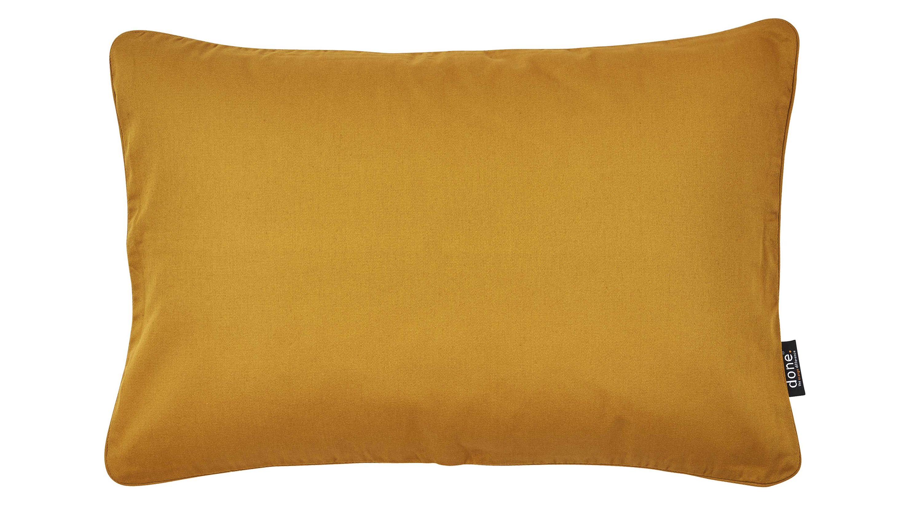 Rechteckige Kissenhülle in goldgelber Farbe mit glatter Oberfläche und seitlichem Label