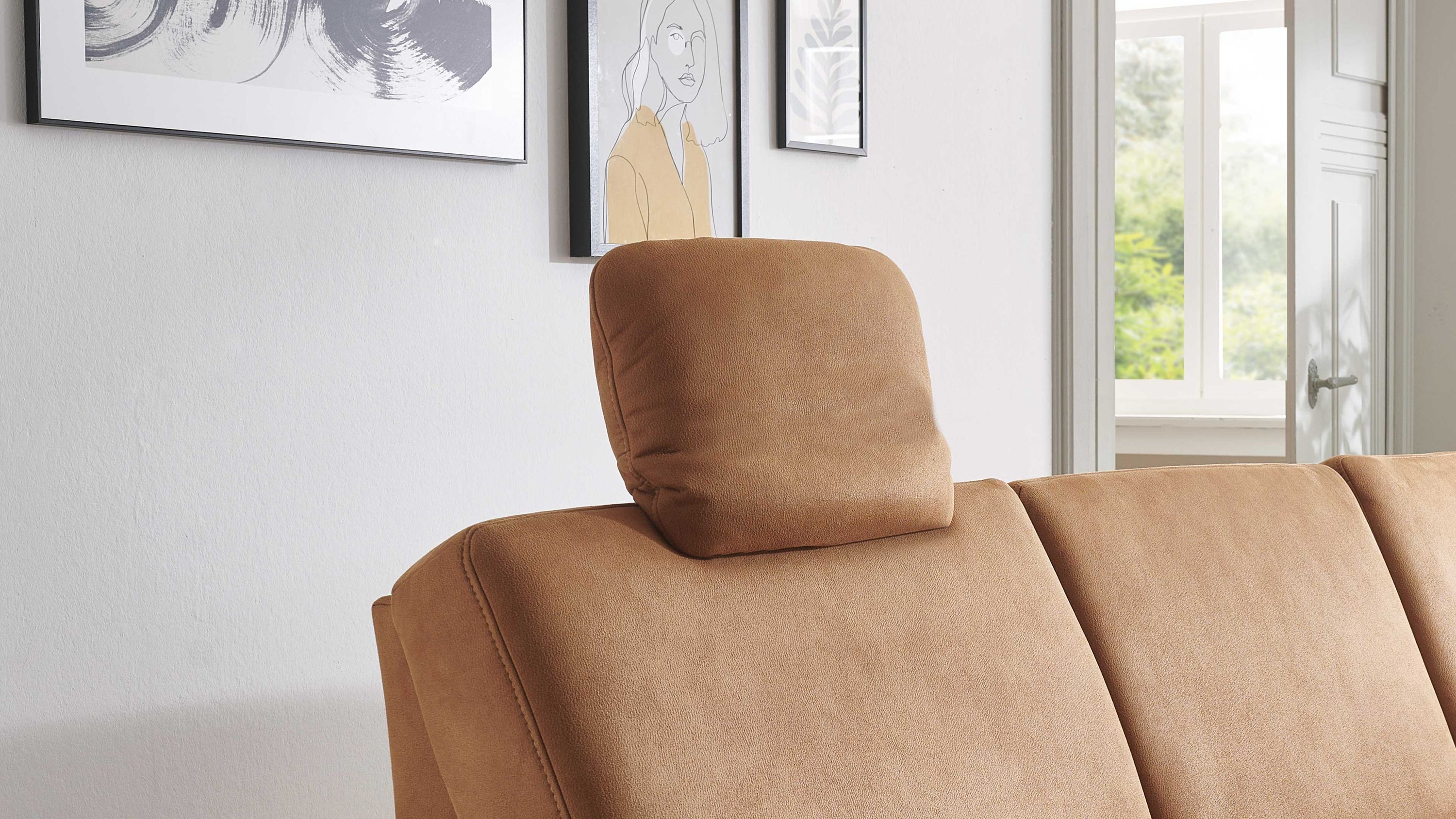 Zimtfarbene Kopfstütze aus Mikrofaser auf einem Sofa mit verstellbarer Lehne