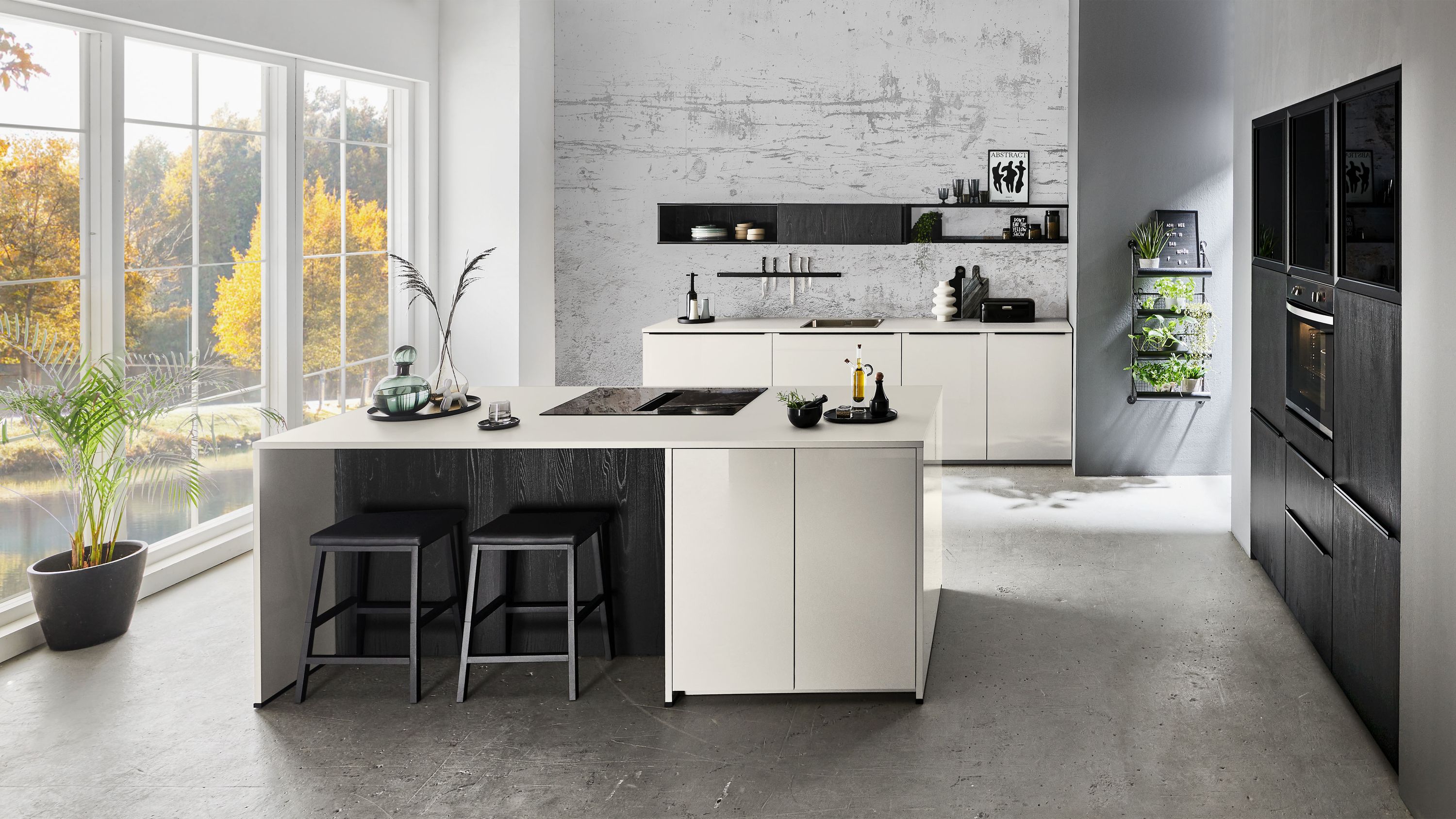 Minimalistische Küche mit Insel offenen Regalen und Tageslicht Weiße Fronten Kücheninsel mit schwarzen Hockern offene Regale Fensterlicht Pflanze links