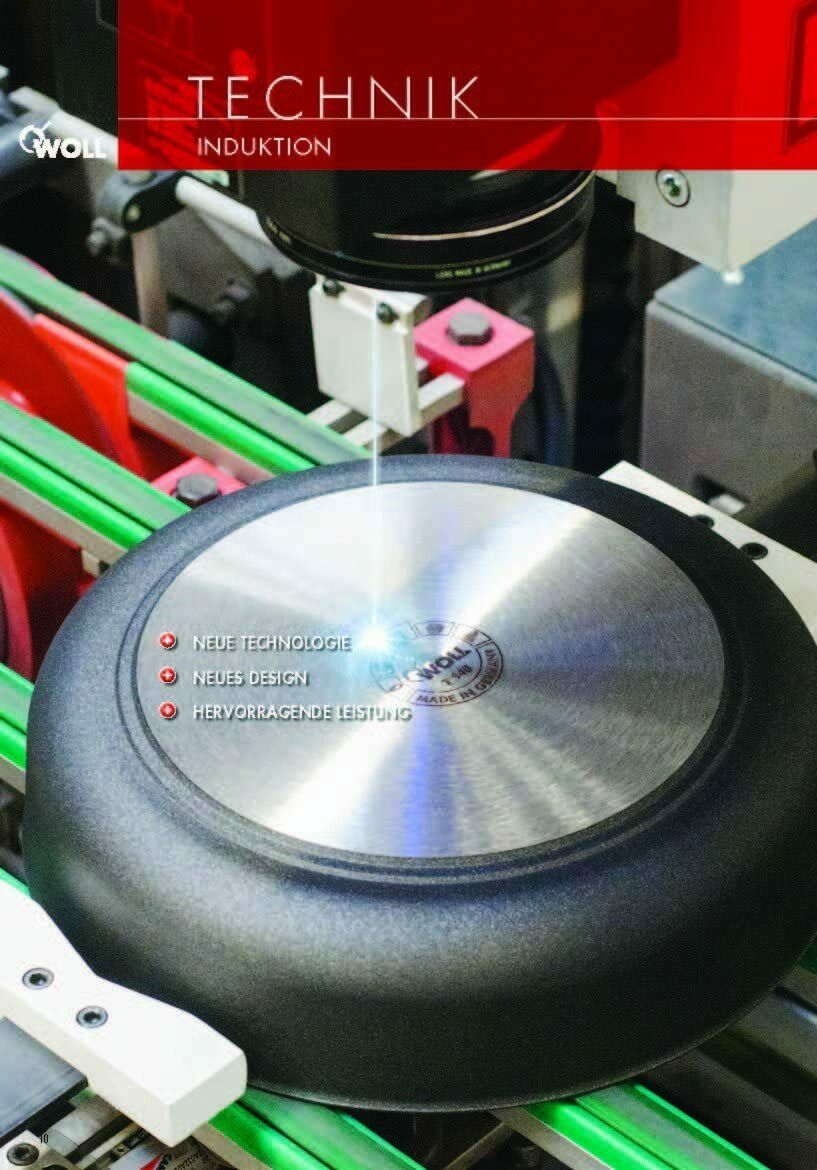 Blick von oben auf den Boden einer Induktionspfanne mit Fokus auf Technik-Text und kreisförmigem Design.