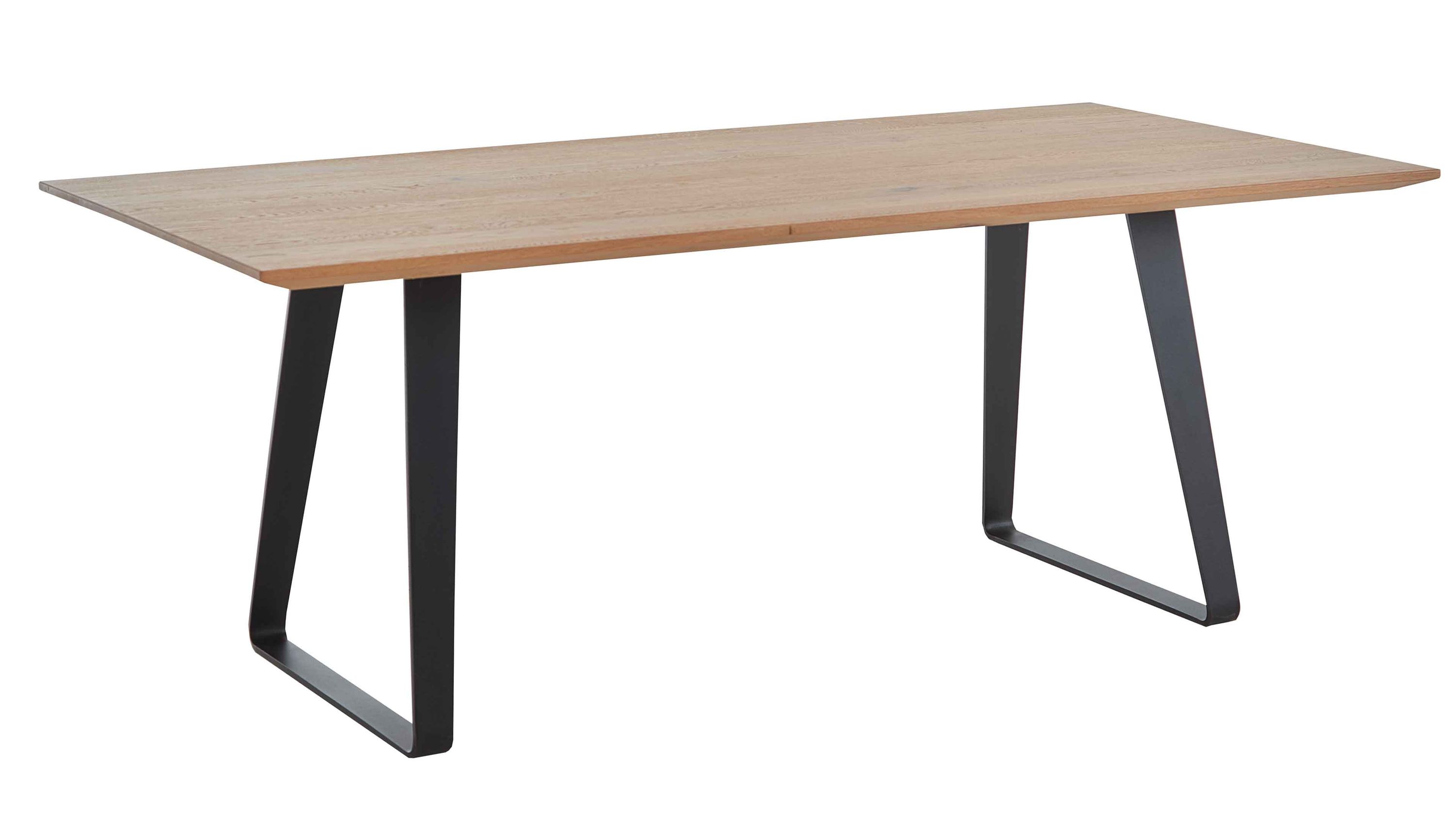 Rechteckiger Esstisch mit hellem Holzplatte und schwarzen Metallbeinen in trapezförmiger Form