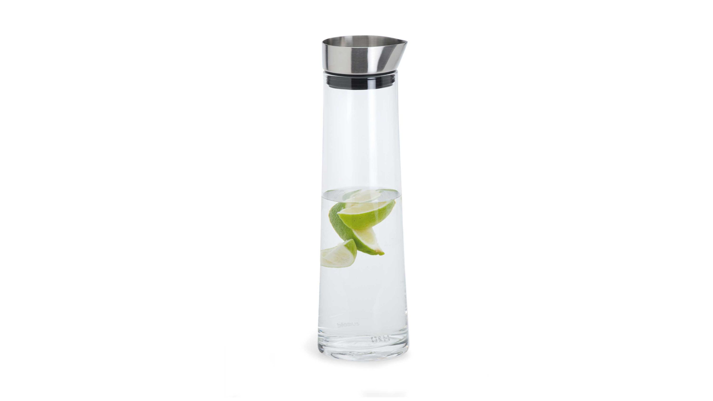 Klare Wasserkaraffe mit schmalem zylindrischem Glasbehälter und Edelstahlverschluss mit Ausguss